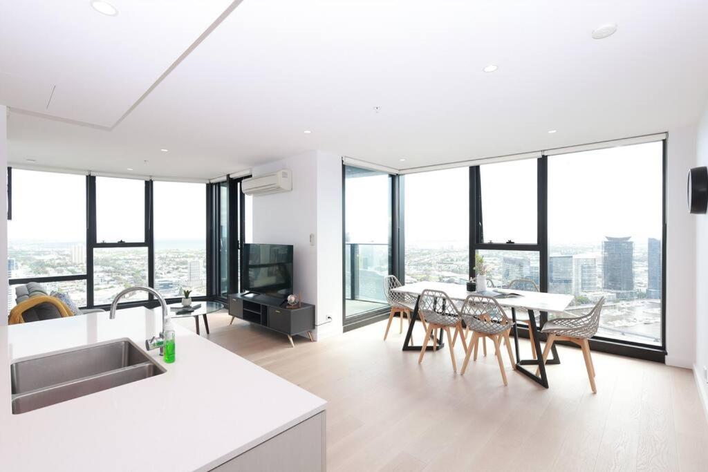 10D Stunning ocean and Yara river view 2Bedroom Abnb Apt with Free Parking