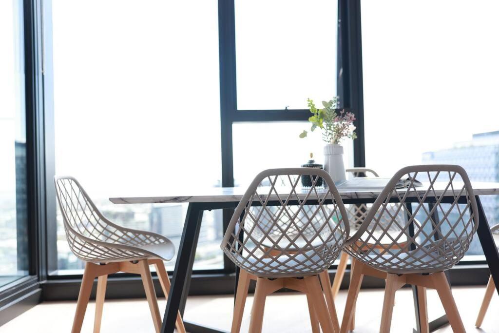 10D Stunning ocean and Yara river view 2Bedroom Abnb Apt with Free Parking