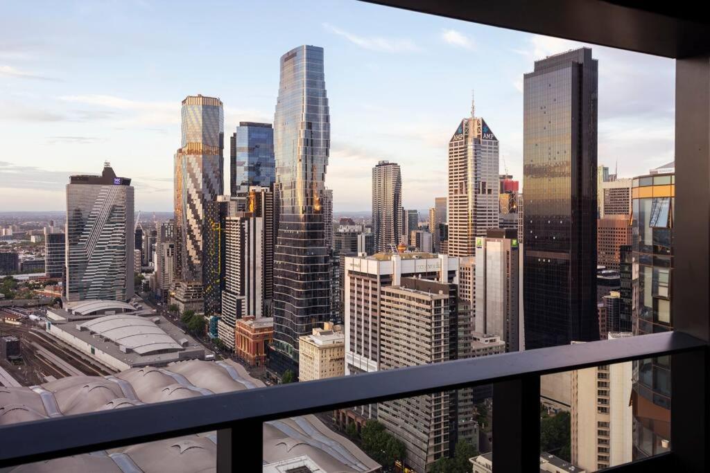11D Stunning water and skyline view 2 Bedroom Abnb Apt with Free parking