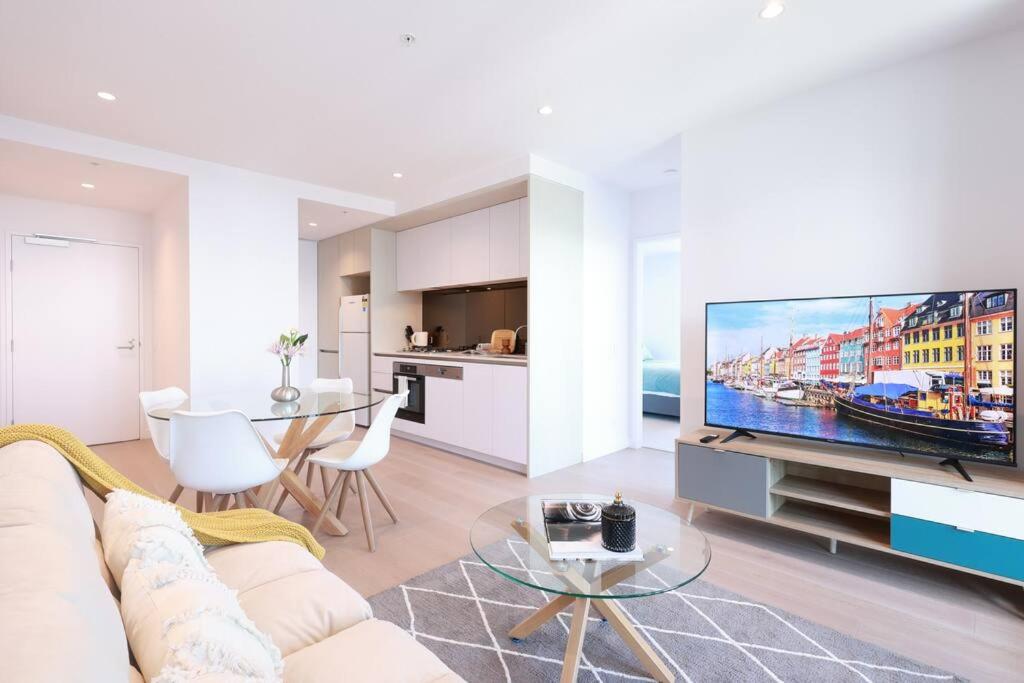 11D Stunning water and skyline view 2 Bedroom Abnb Apt with Free parking