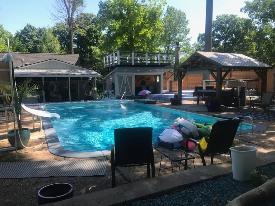 Captain Bill's Guest House and heated swimming pool