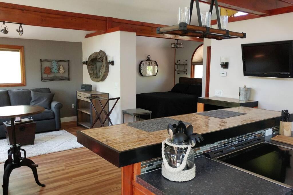 Captain Bill's Guest House and heated swimming pool
