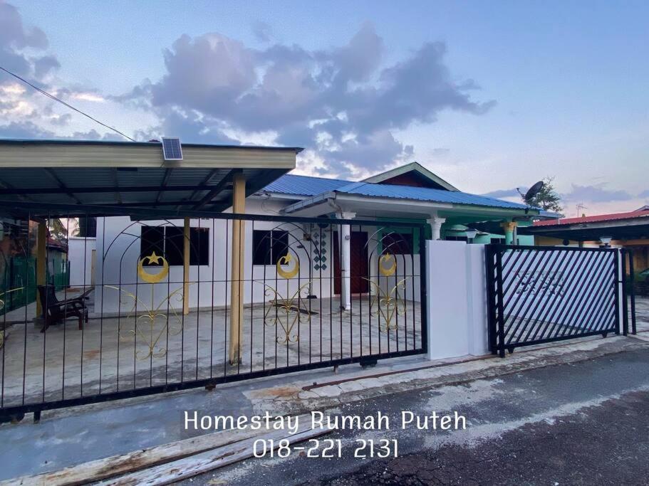 Rumah Puteh Mersing Kecil INTEX POOL FOR KIDS ROOM FULLY AIR-CONDITIONED