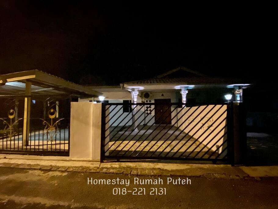 Rumah Puteh Mersing Kecil INTEX POOL FOR KIDS ROOM FULLY AIR-CONDITIONED photo 2