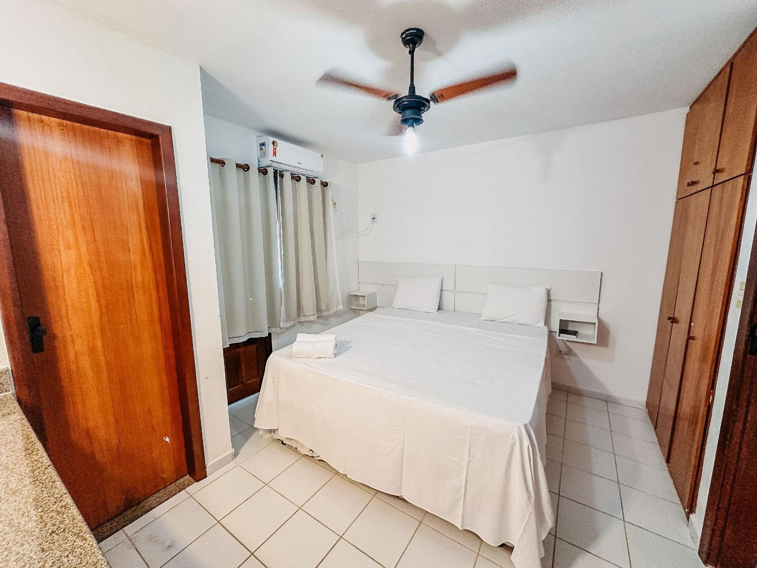 Casas no Residencial Mont Sinai com 2 ou 3 suítes (todas com ar), internet privativa 300MBPS a aproximadamento 250m da Praia de Taperapuã, condomínio com p