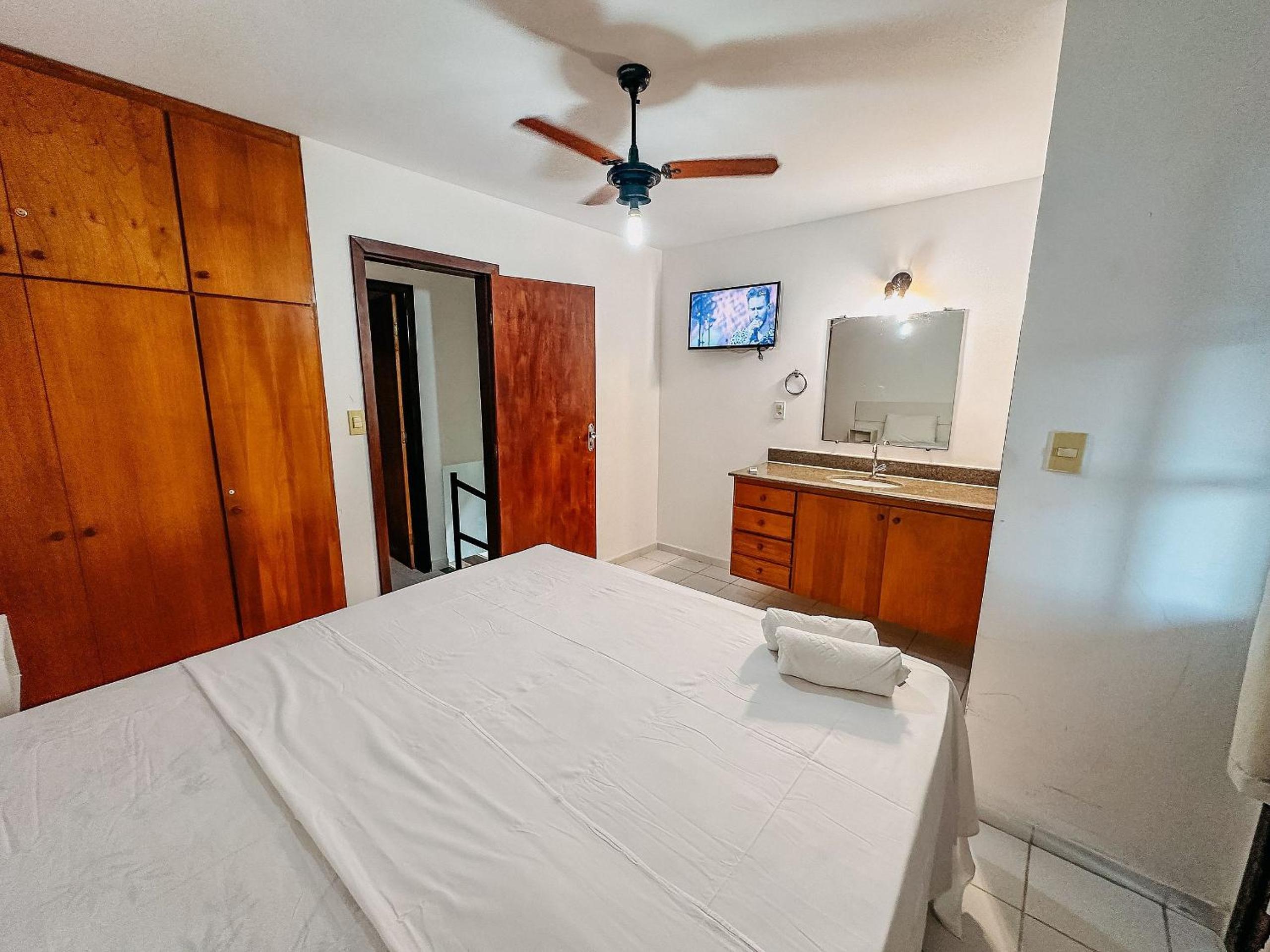 Casas no Residencial Mont Sinai com 2 ou 3 suítes (todas com ar), internet privativa 300MBPS a aproximadamento 250m da Praia de Taperapuã, condomínio com p