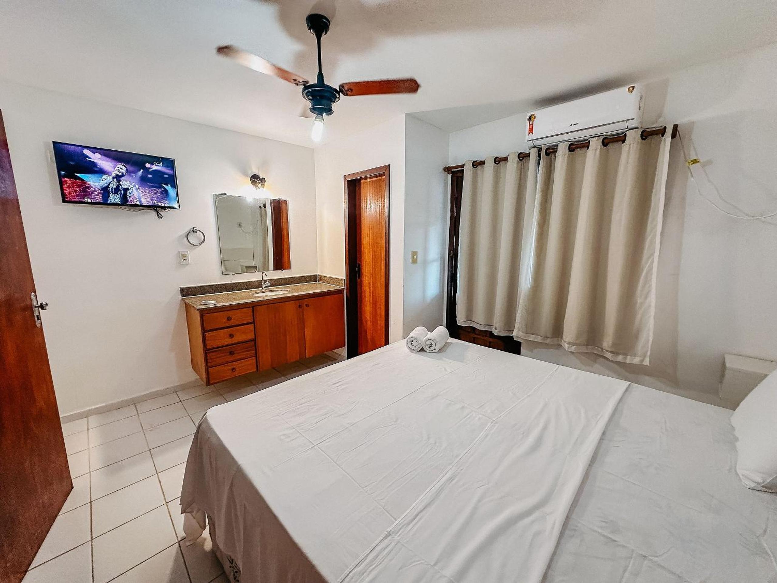 Casas no Residencial Mont Sinai com 2 ou 3 suítes (todas com ar), internet privativa 300MBPS a aproximadamento 250m da Praia de Taperapuã, condomínio com p