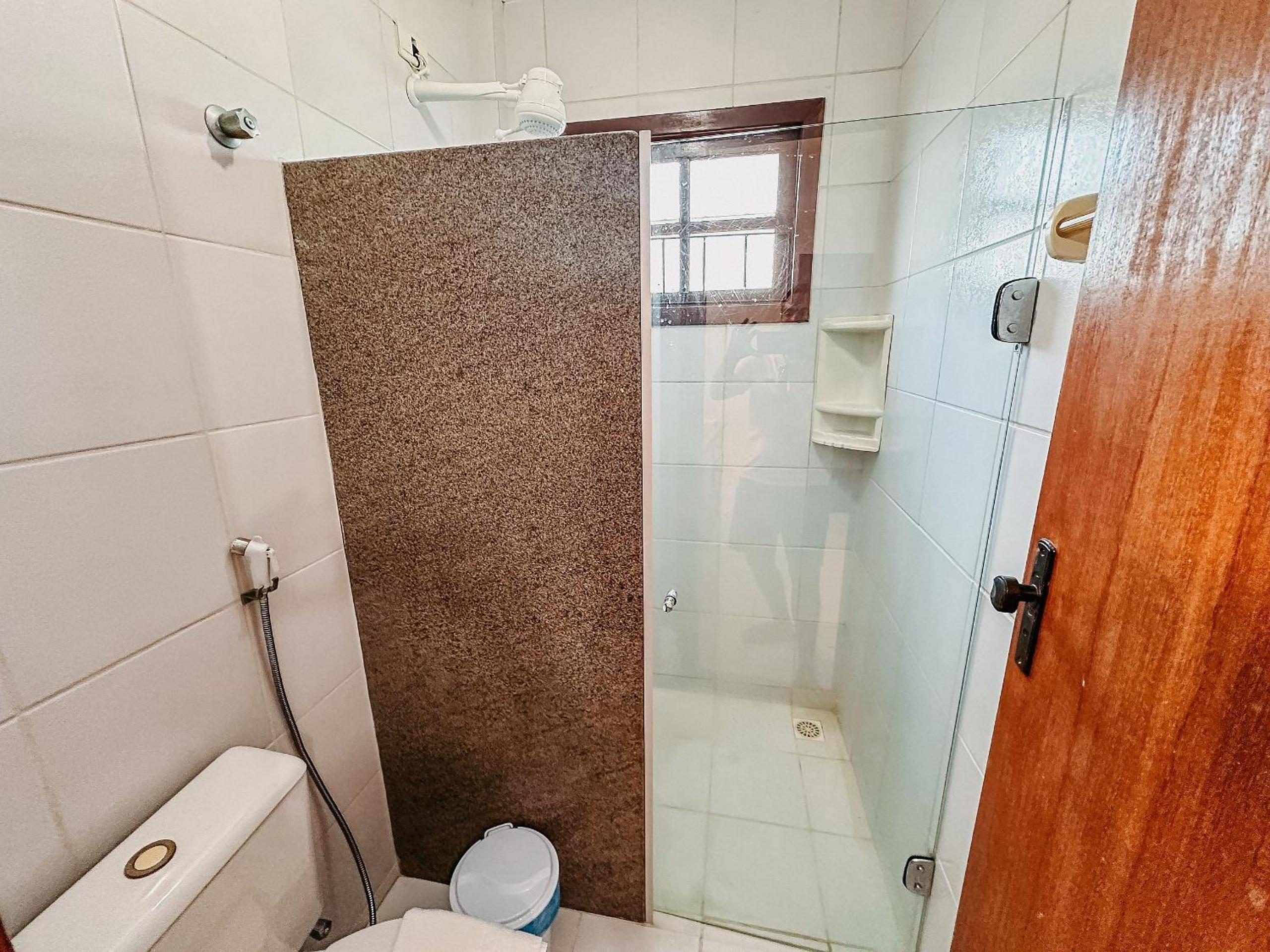 Casas no Residencial Mont Sinai com 2 ou 3 suítes (todas com ar), internet privativa 300MBPS a aproximadamento 250m da Praia de Taperapuã, condomínio com p