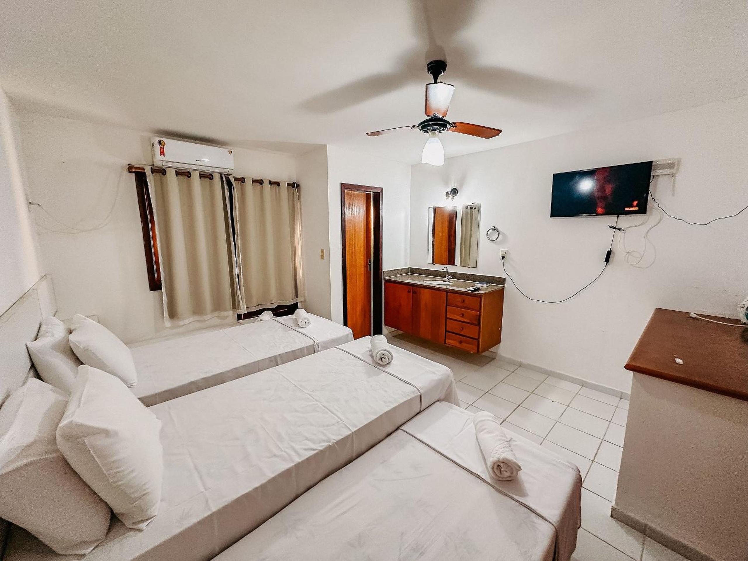 Casas no Residencial Mont Sinai com 2 ou 3 suítes (todas com ar), internet privativa 300MBPS a aproximadamento 250m da Praia de Taperapuã, condomínio com p