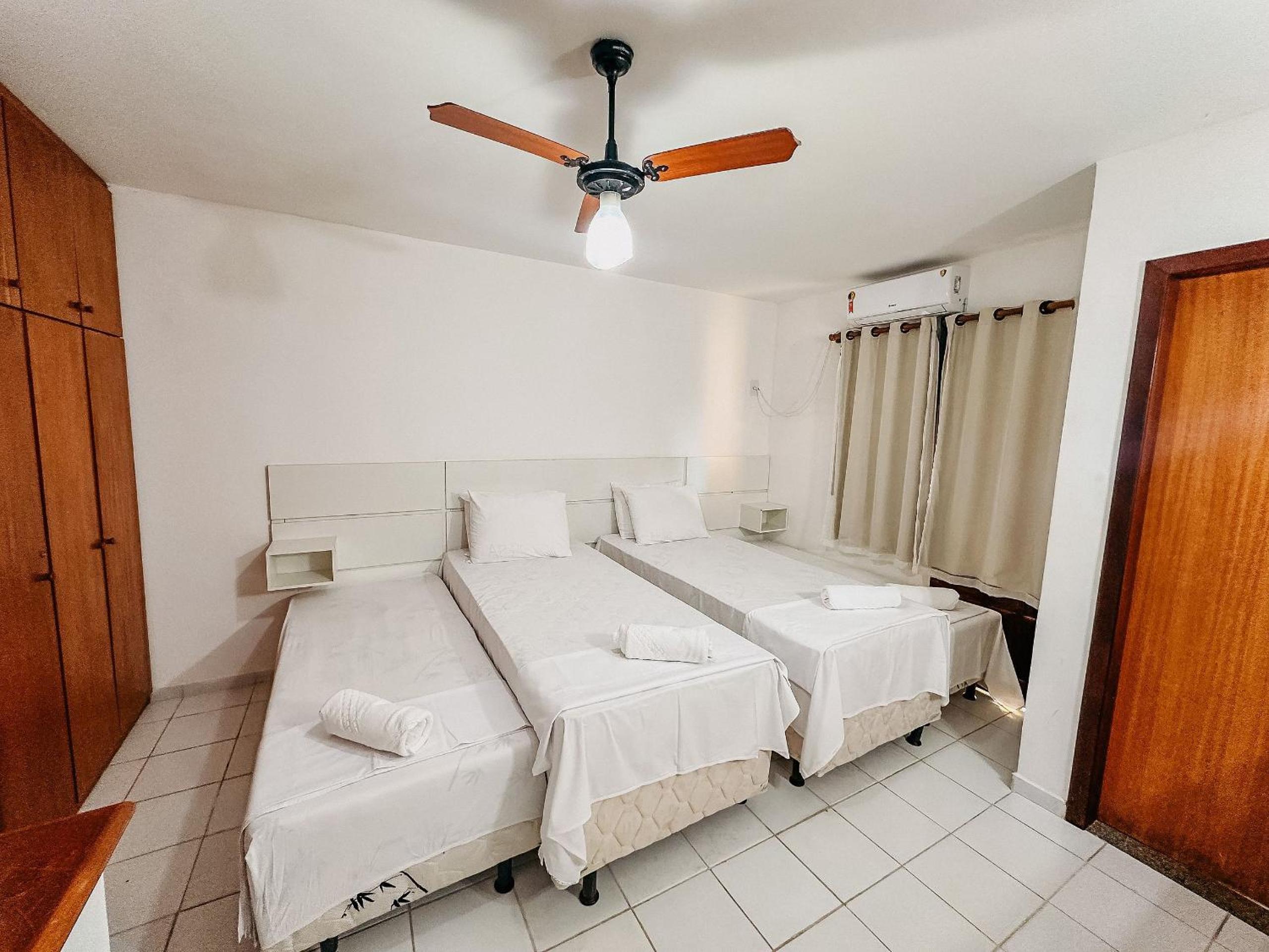 Casas no Residencial Mont Sinai com 2 ou 3 suítes (todas com ar), internet privativa 300MBPS a aproximadamento 250m da Praia de Taperapuã, condomínio com p
