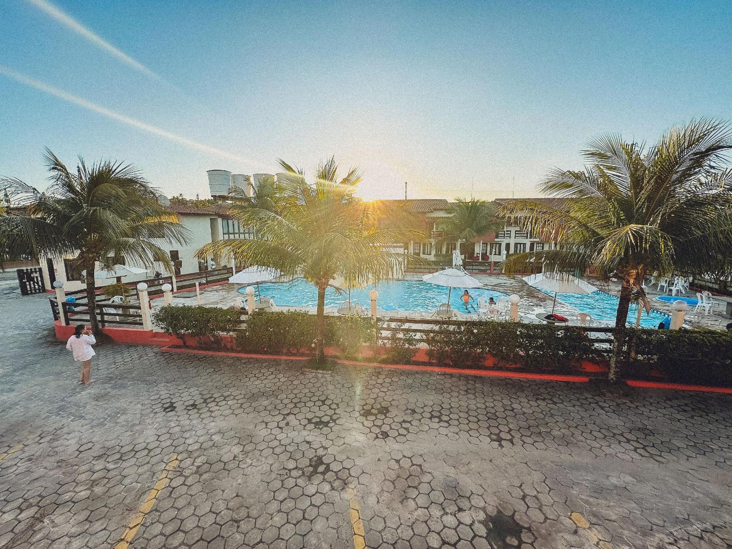 Casas no Residencial Mont Sinai com 2 ou 3 suítes (todas com ar), internet privativa 300MBPS a aproximadamento 250m da Praia de Taperapuã, condomínio com p