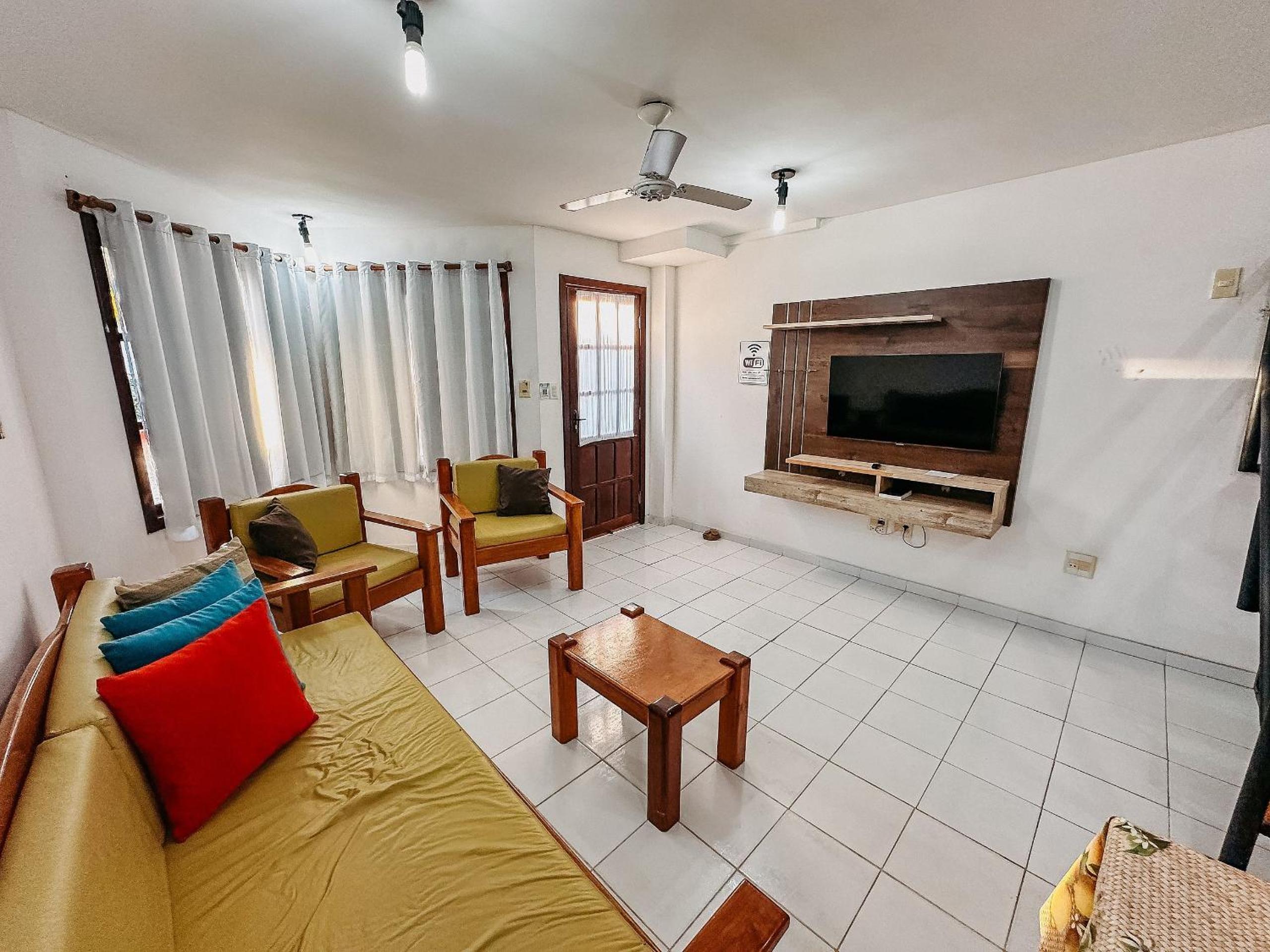 Casas no Residencial Mont Sinai com 2 ou 3 suítes (todas com ar), internet privativa 300MBPS a aproximadamento 250m da Praia de Taperapuã, condomínio com p