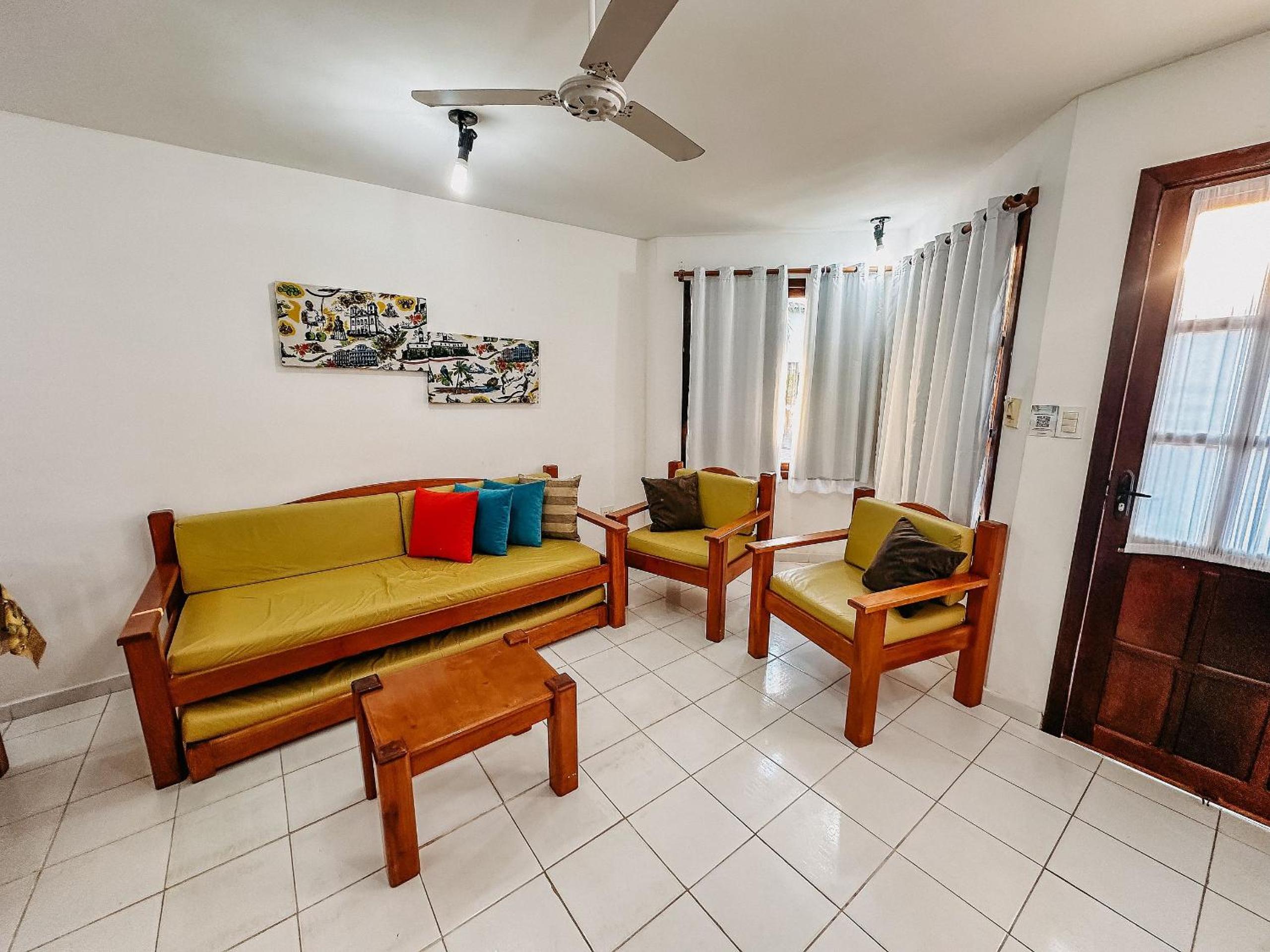 Casas no Residencial Mont Sinai com 2 ou 3 suítes (todas com ar), internet privativa 300MBPS a aproximadamento 250m da Praia de Taperapuã, condomínio com p