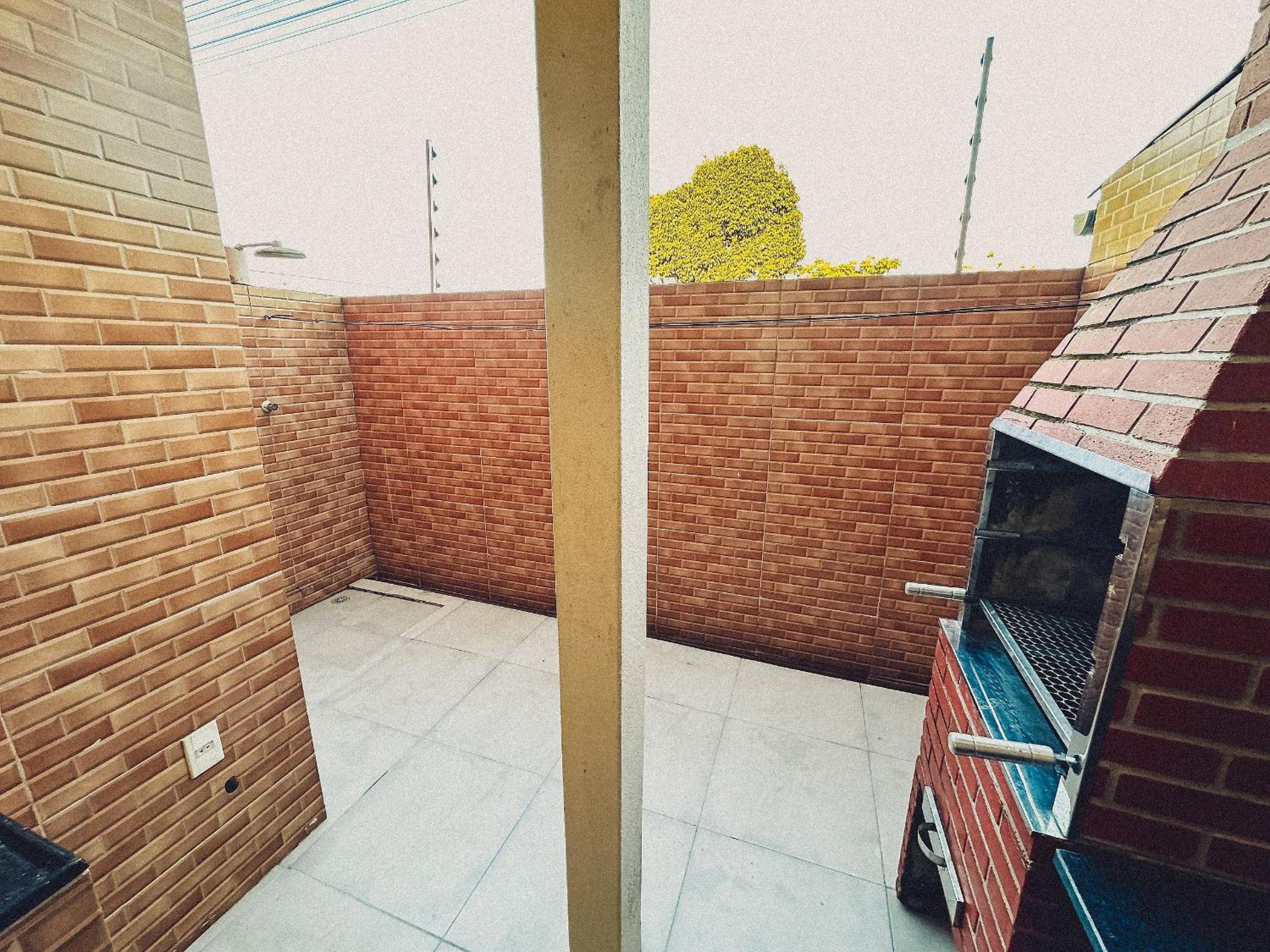 Casas no Residencial Mont Sinai com 2 ou 3 suítes (todas com ar), internet privativa 300MBPS a aproximadamento 250m da Praia de Taperapuã, condomínio com p