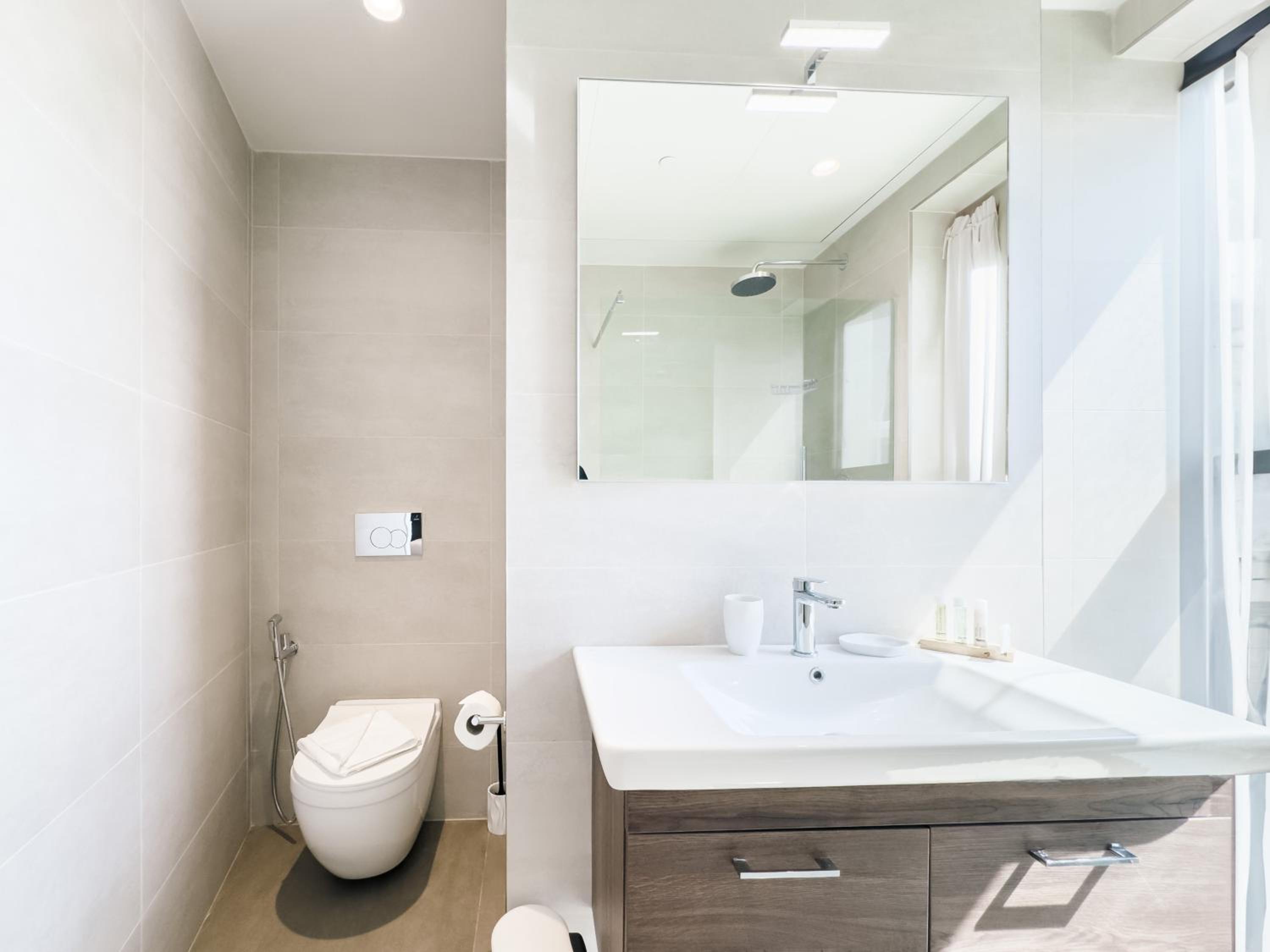 Mercury Tower Superb 1BR w Rooftop Pool by Arco Collection photo 2