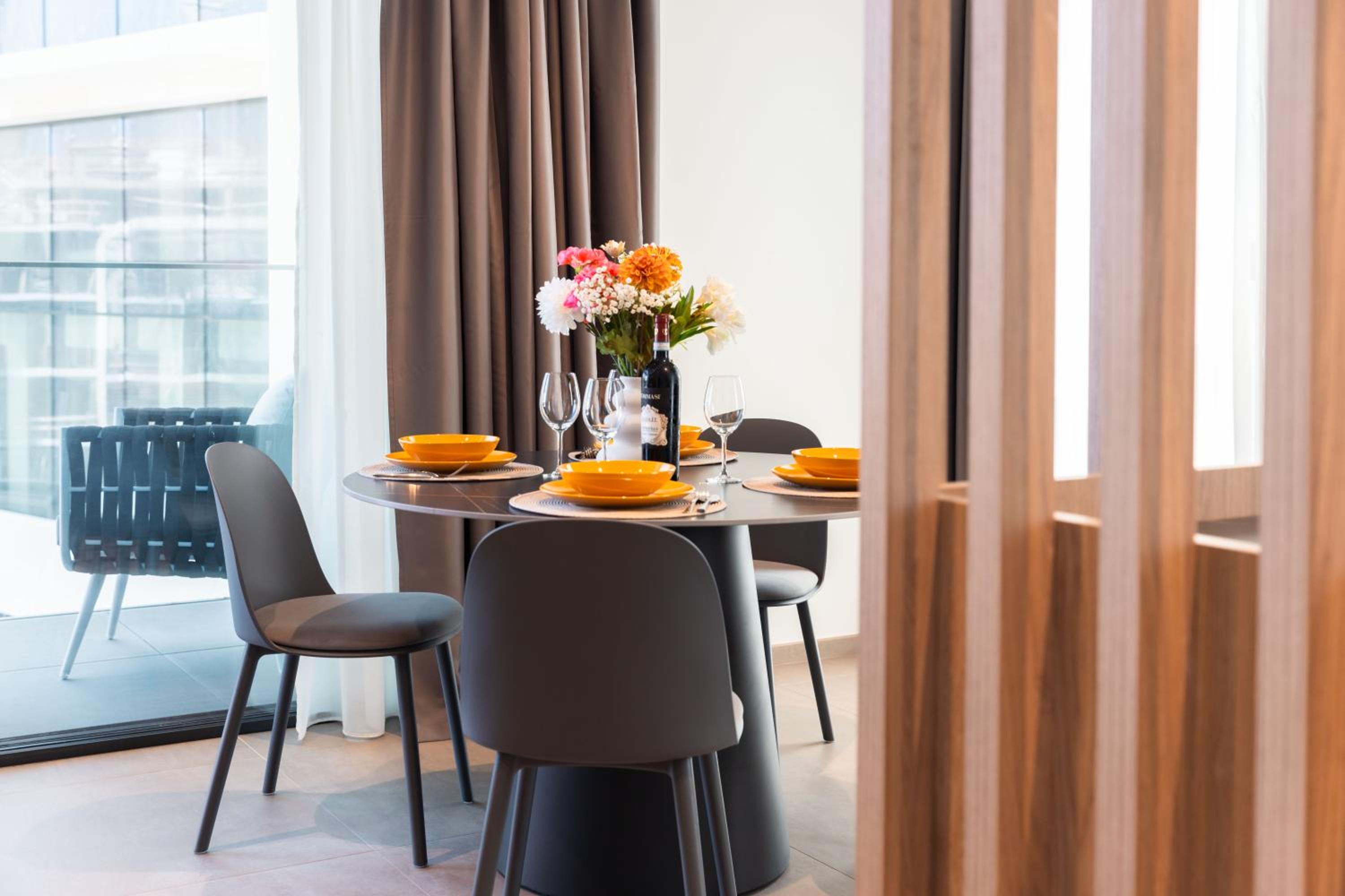 Mercury Tower Superb 1BR w/Rooftop Pool by ArcoCollection photo 4