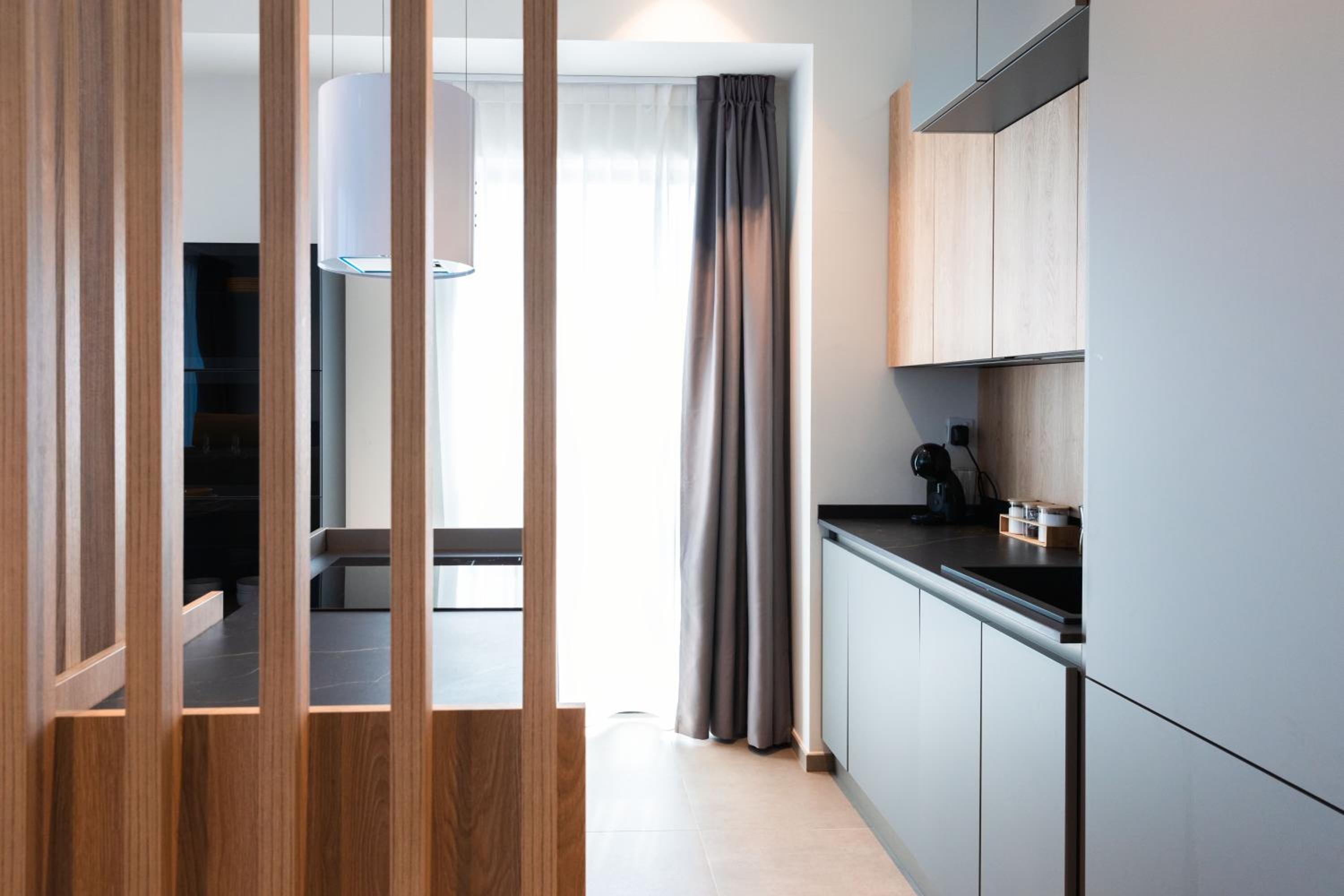 Mercury Tower Superb 1BR w/Rooftop Pool by ArcoCollection photo 3