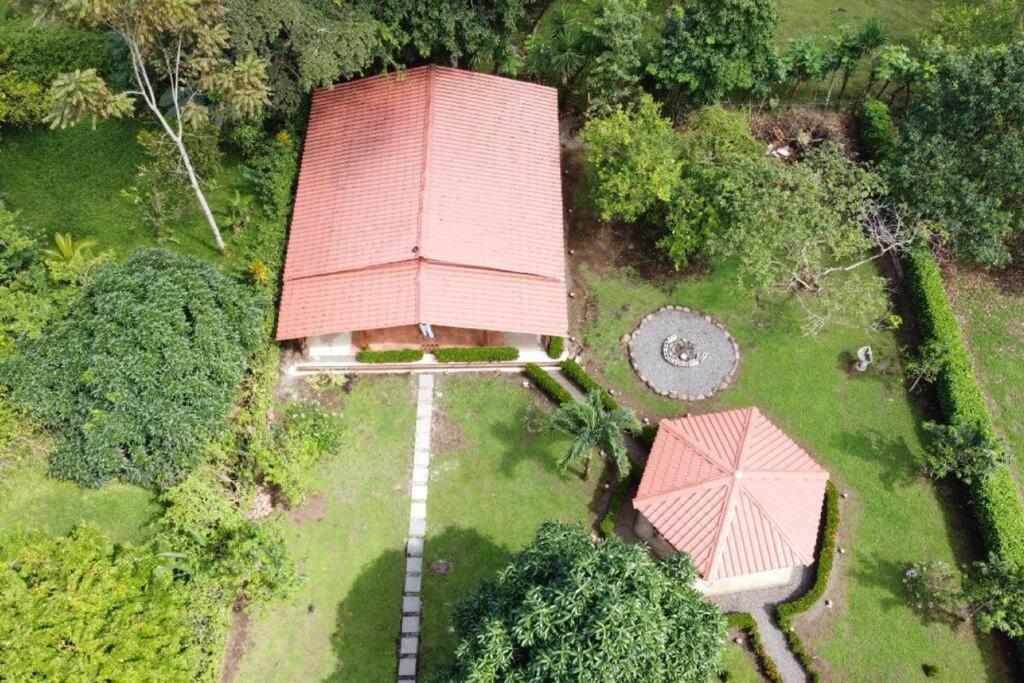 Cabin in Paradise with jacuzzi, free Wifi, and Relaxing sound of the river, Bungalows Tulipanes