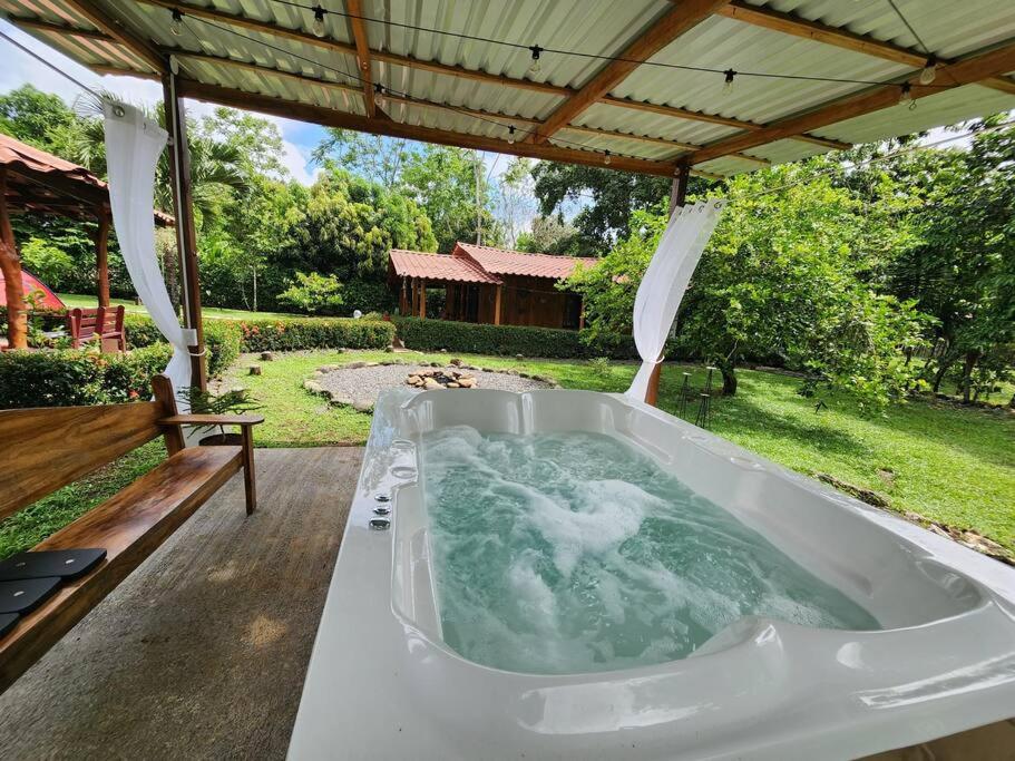 Cabin in Paradise with jacuzzi, free Wifi, and Relaxing sound of the river, Bungalows Tulipanes