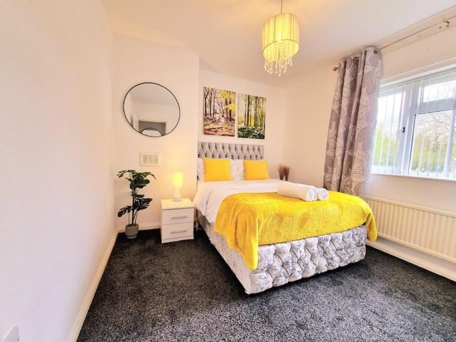 Lovely 3 Bedroom house Entire House and Parking view 2