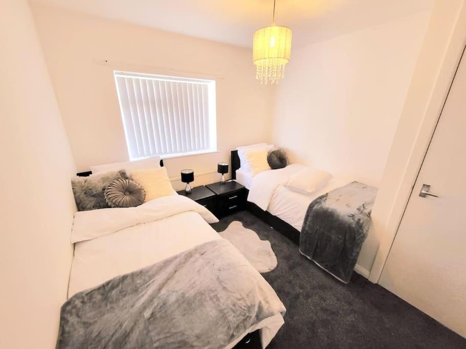 Lovely 3 Bedroom house Entire House and Parking view 3