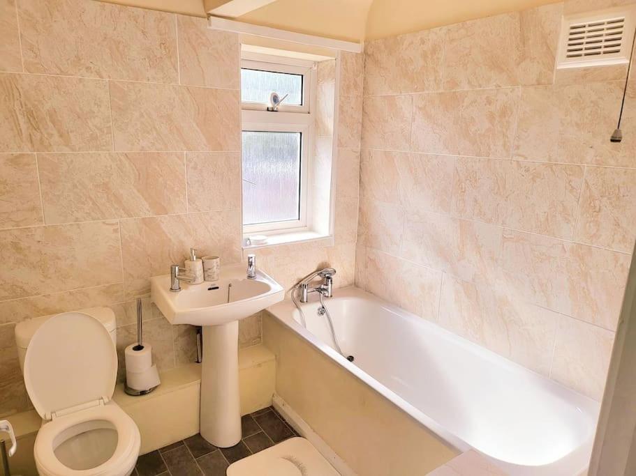 Lovely 3 Bedroom house Entire House and Parking view 5