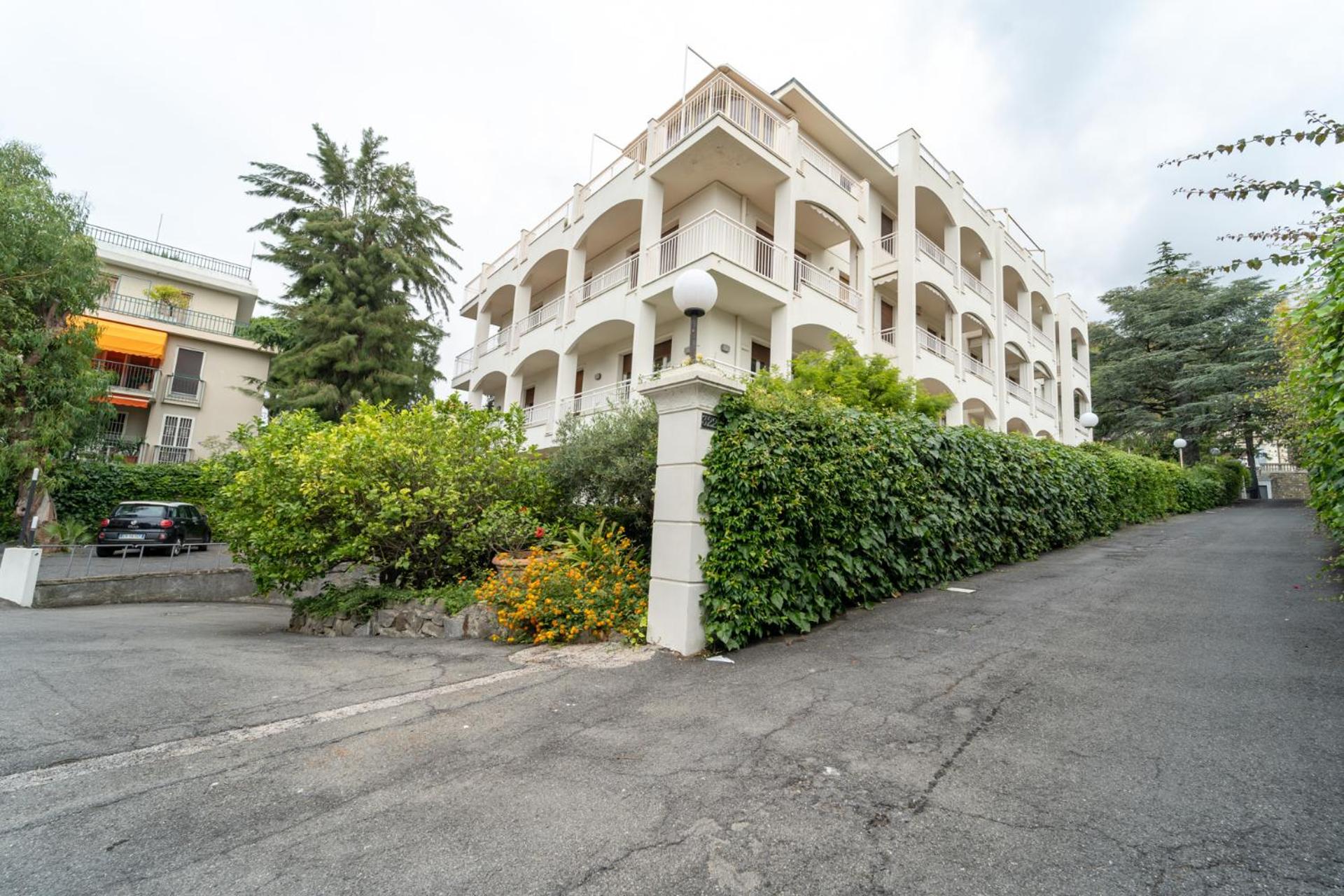 Hotel Twins Luxury Beach Apartment - Image 1