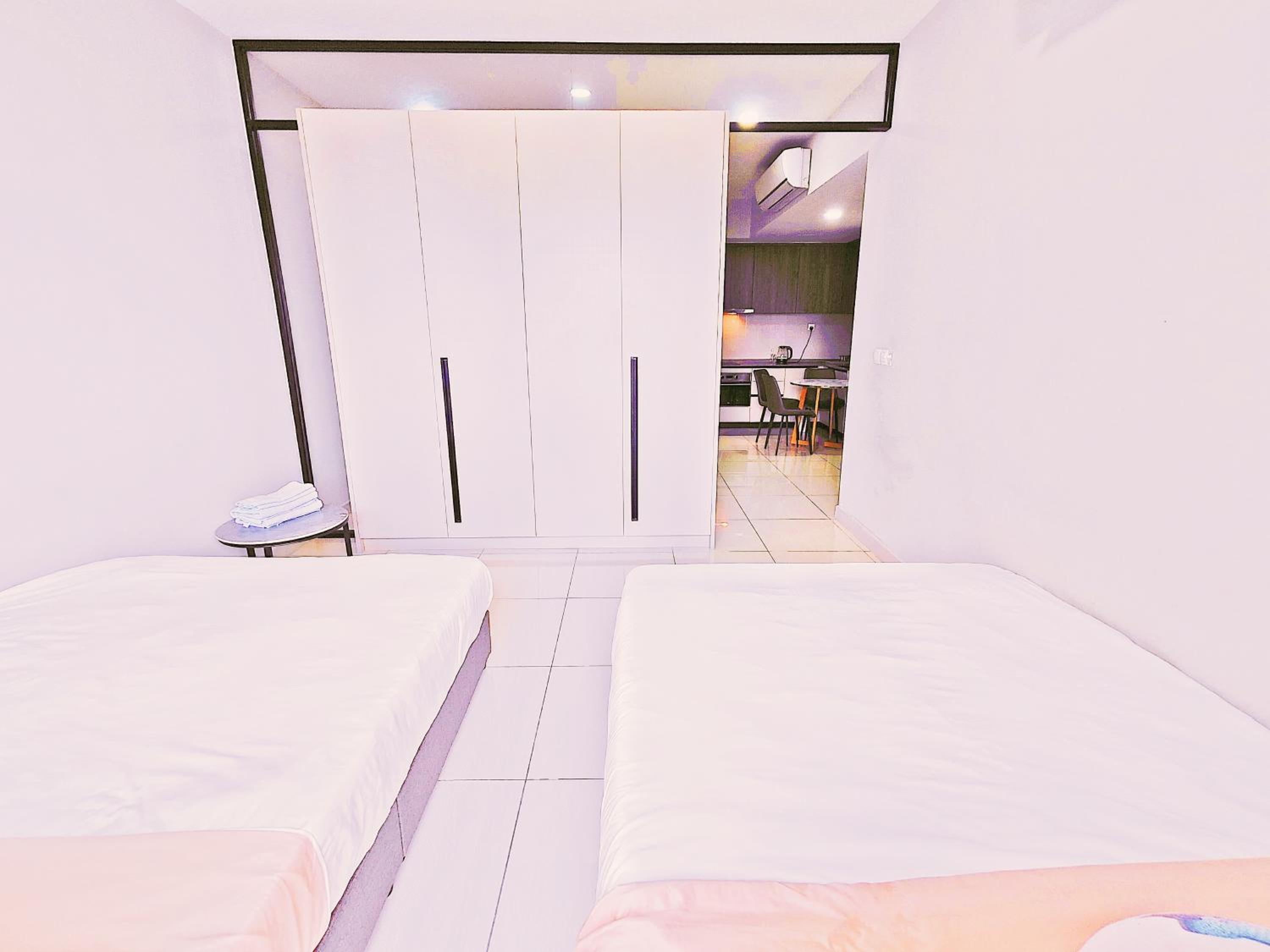 Central KL City Condo with Balcony Infinity Pool & LRT MRT & KLCC Mall Access