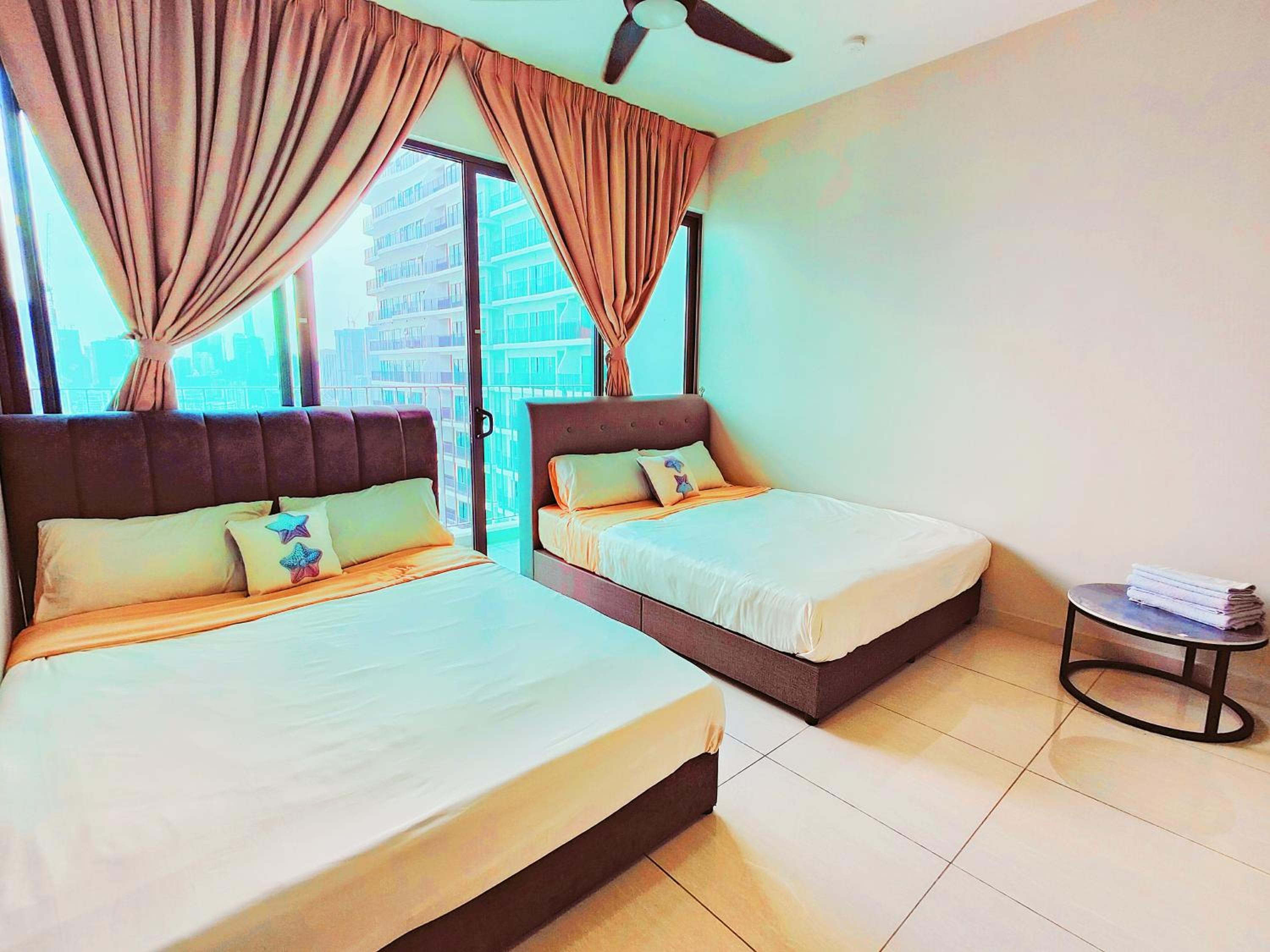 Central KL City Condo with Balcony Infinity Pool & LRT MRT & KLCC Mall Access