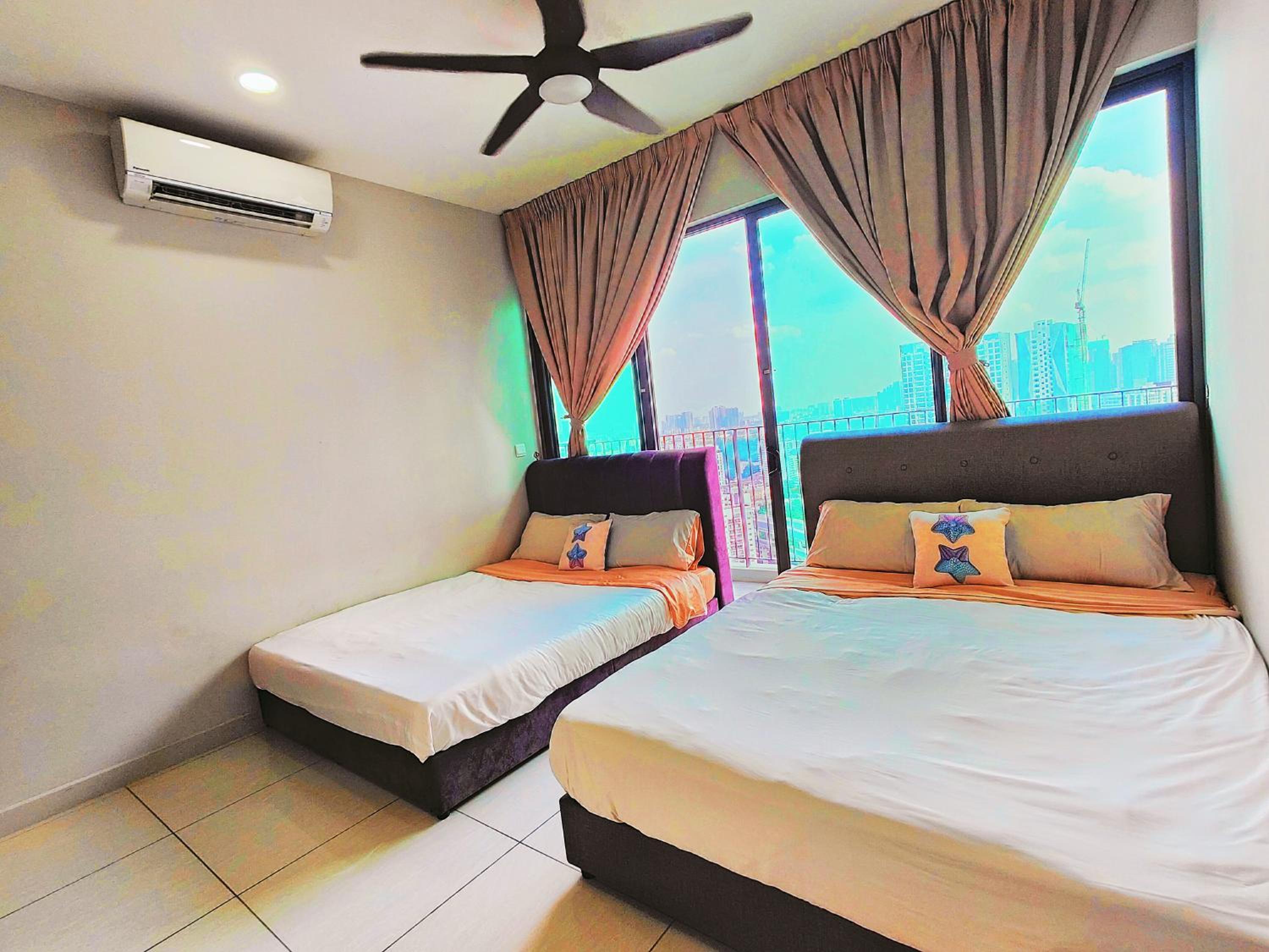 Central KL City Condo with Balcony Infinity Pool & LRT MRT & KLCC Mall Access