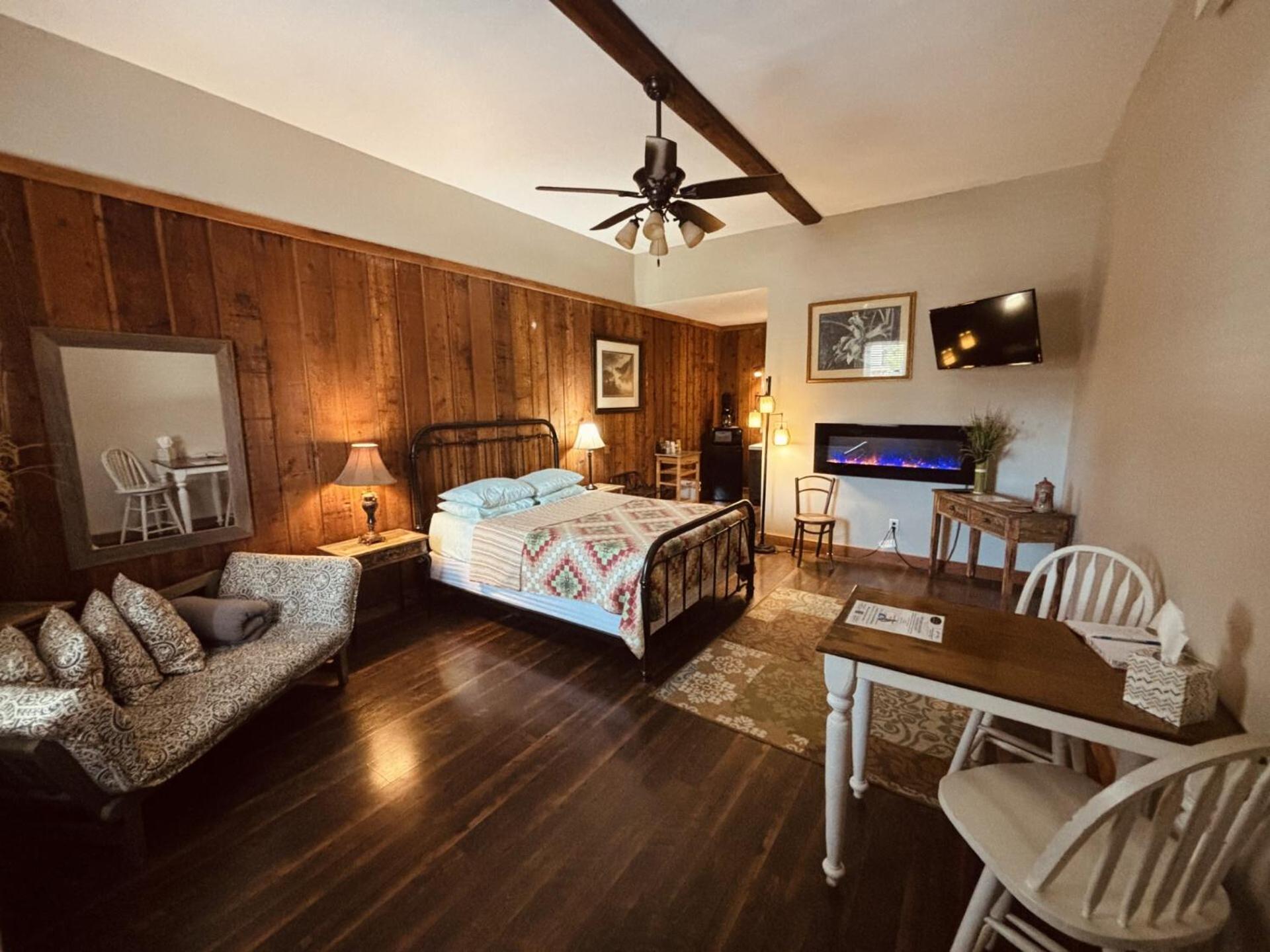 Bloomington Vacations - The Iris Garden Downtown Cottages and Suites - Property Image 2