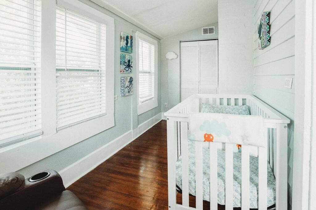 Quiet Charming Central Historic Guesthome Uptown