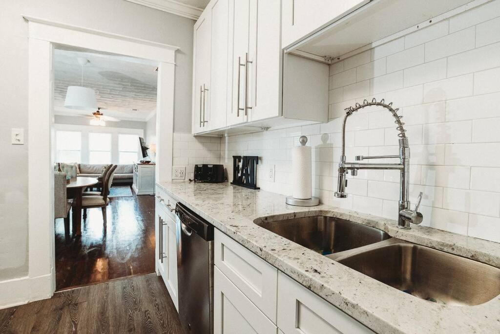 Quiet Charming Central Historic Guesthome Uptown
