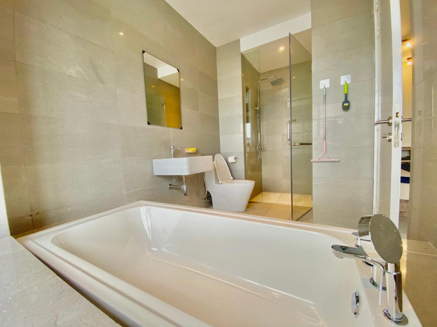 MW Imperio Residence Studio Suites with Private Bath tub photo 8