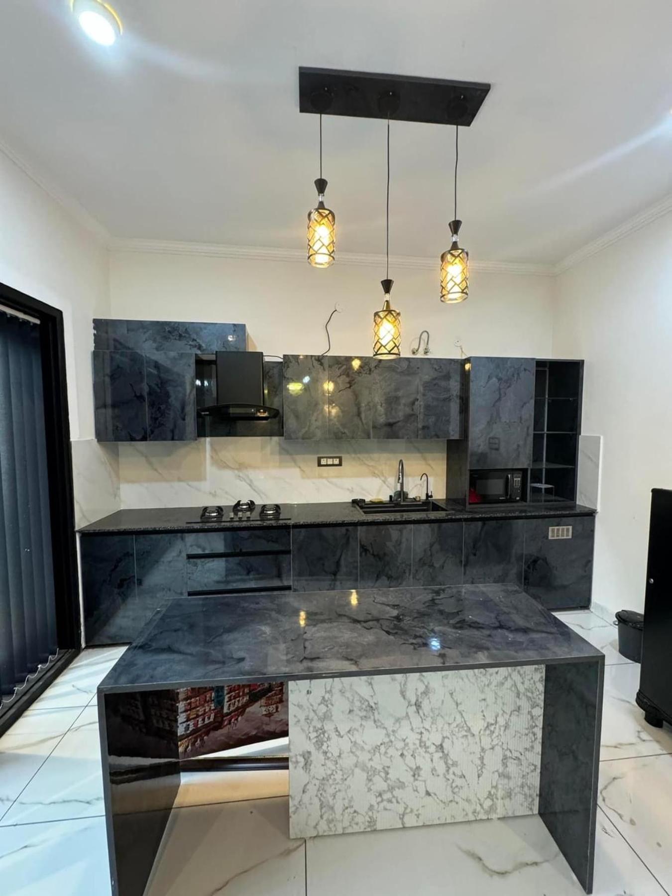 Black villa fram house view 4
