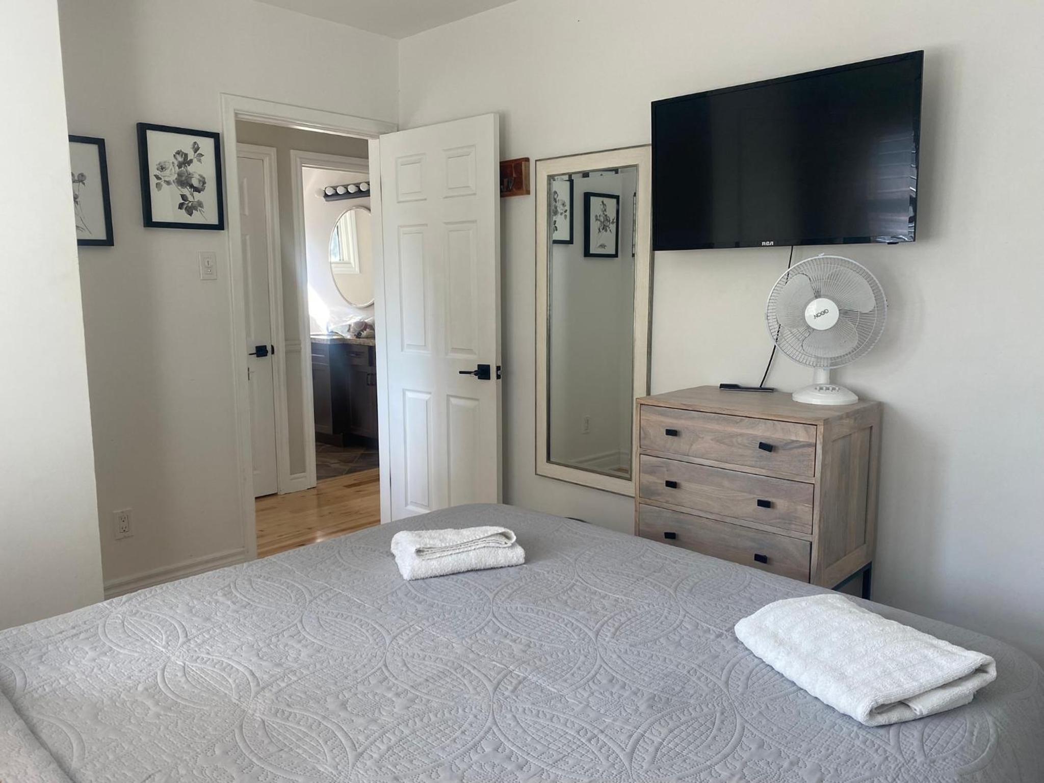 Clearbrooke Gem- Bright Private Bedroom close to YYZ view 3