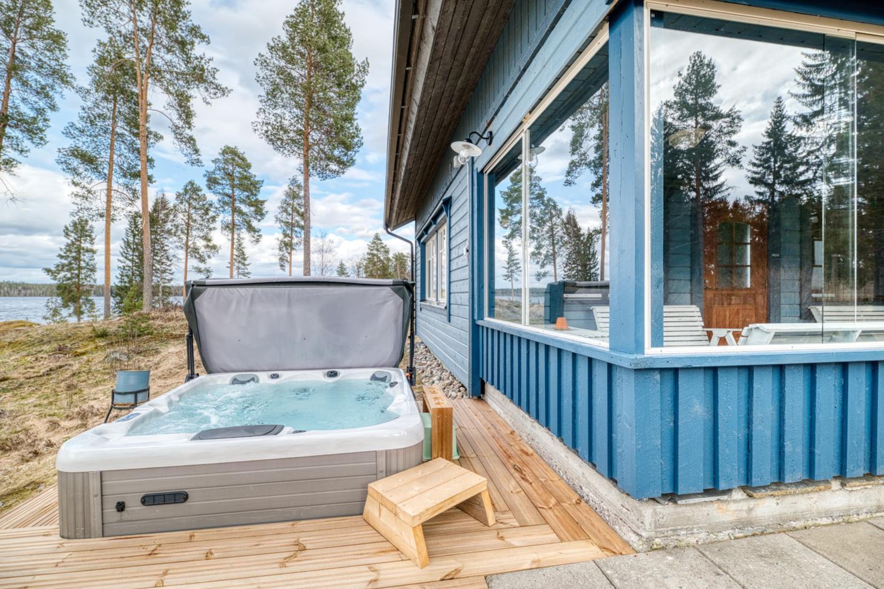 Mökki järven rannalla, Matkailukartano Kivennapa