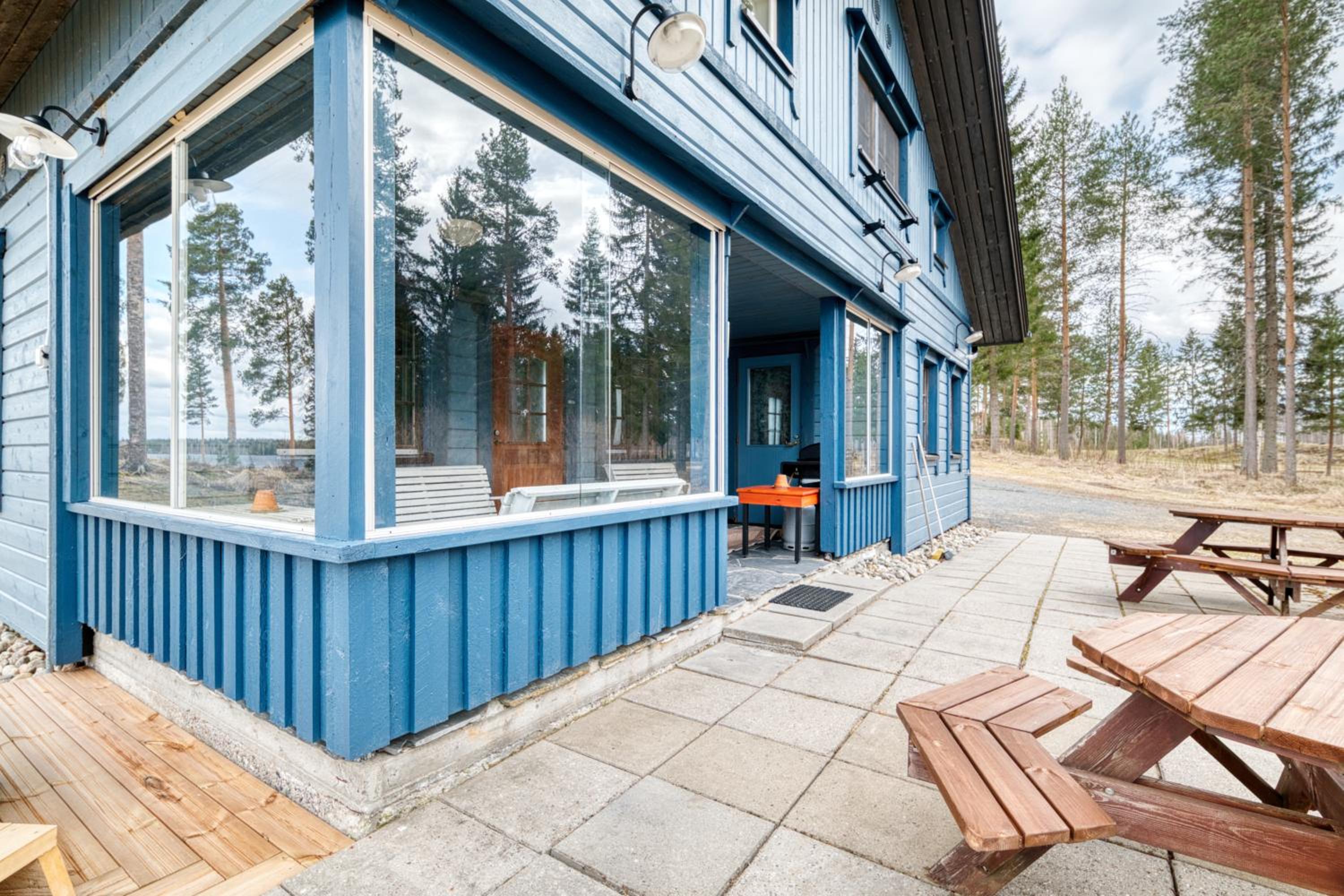Mökki järven rannalla, Matkailukartano Kivennapa