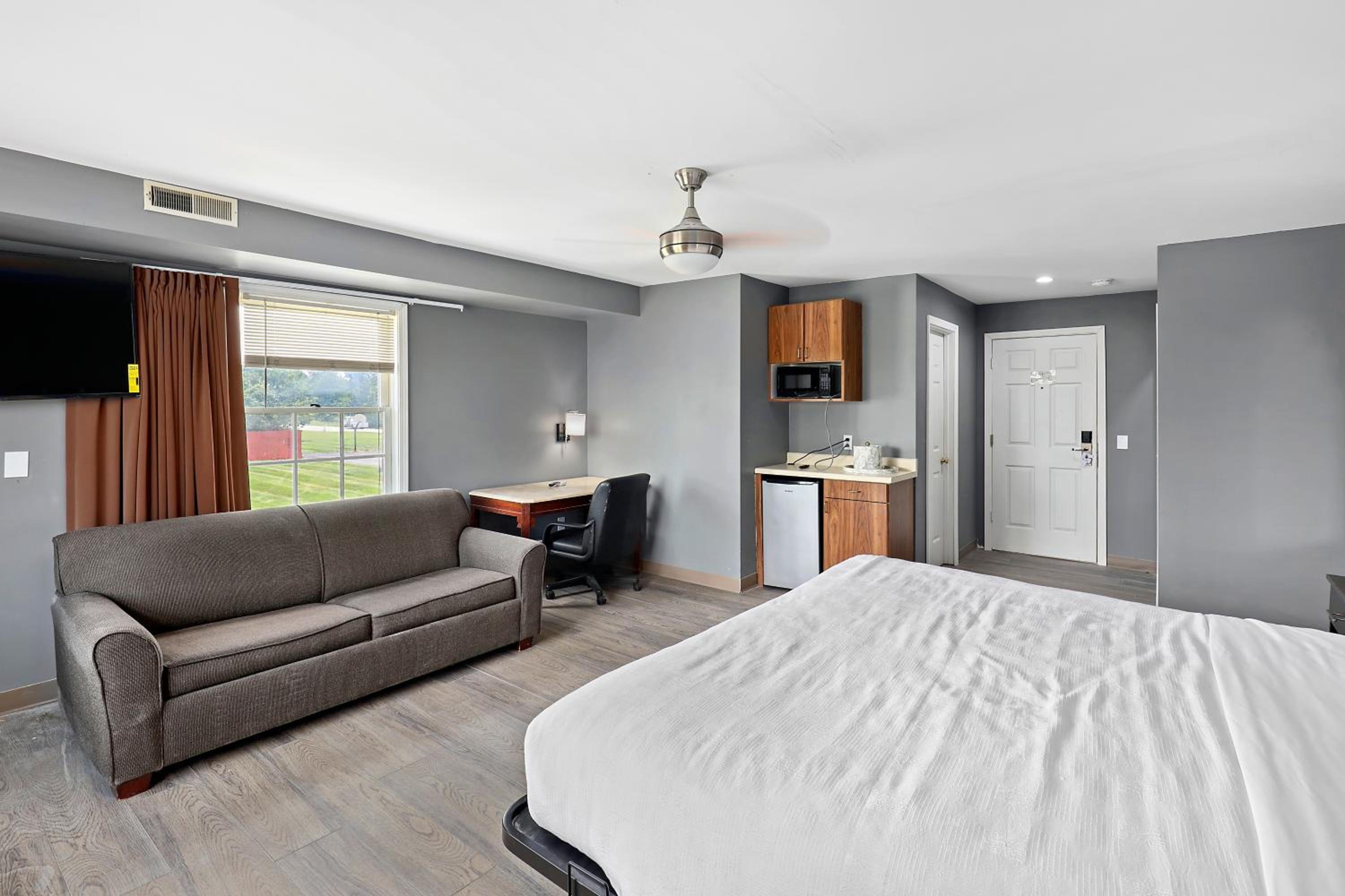 Four Seasons Country Inn - Property Image 5