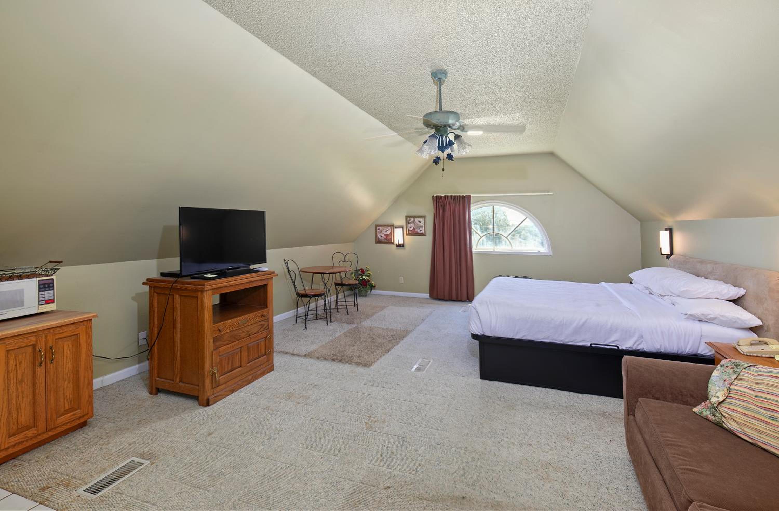 Four Seasons Country Inn - Property Image 8