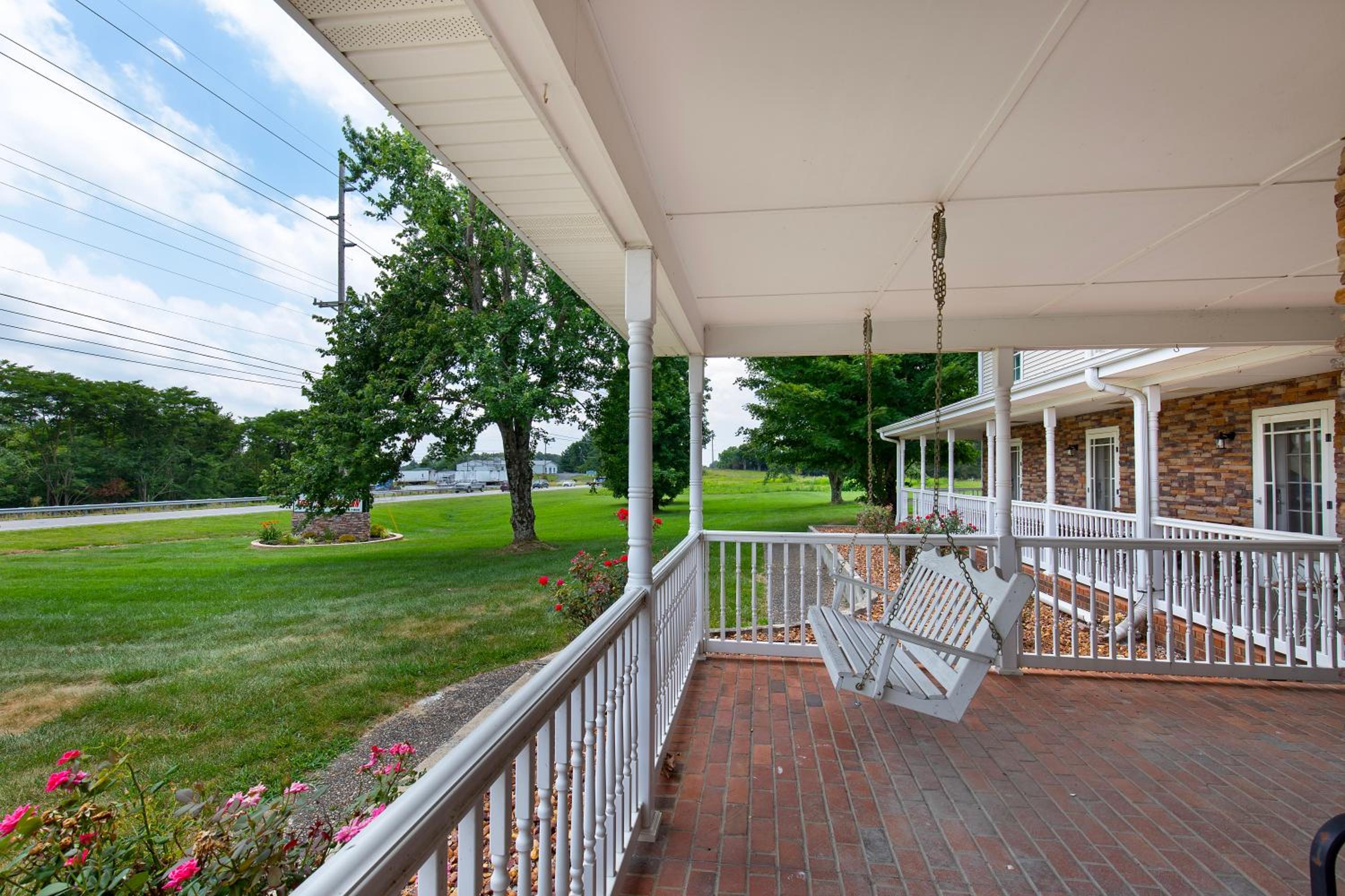 Four Seasons Country Inn - Property Image 12