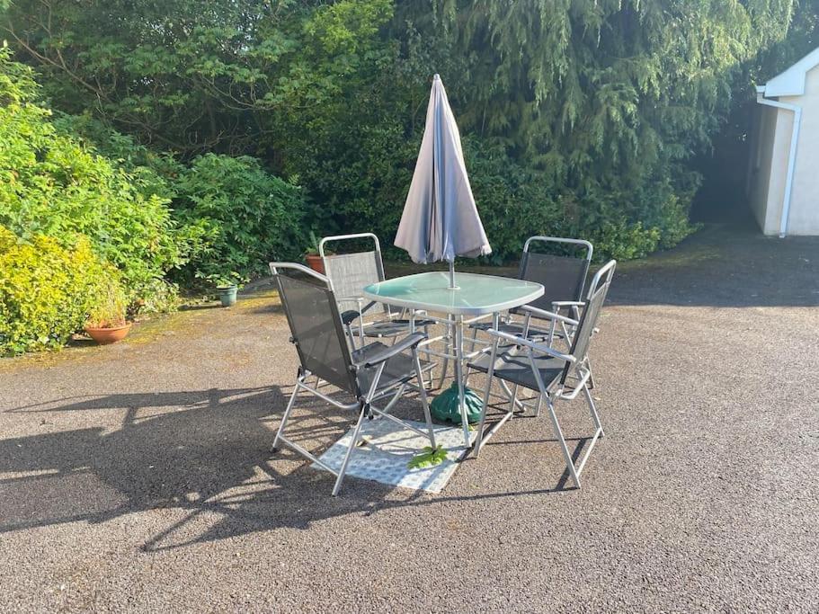 Countryside escape, 4 bedroom, 8 single beds, free parking & wifi near new walkway view 3
