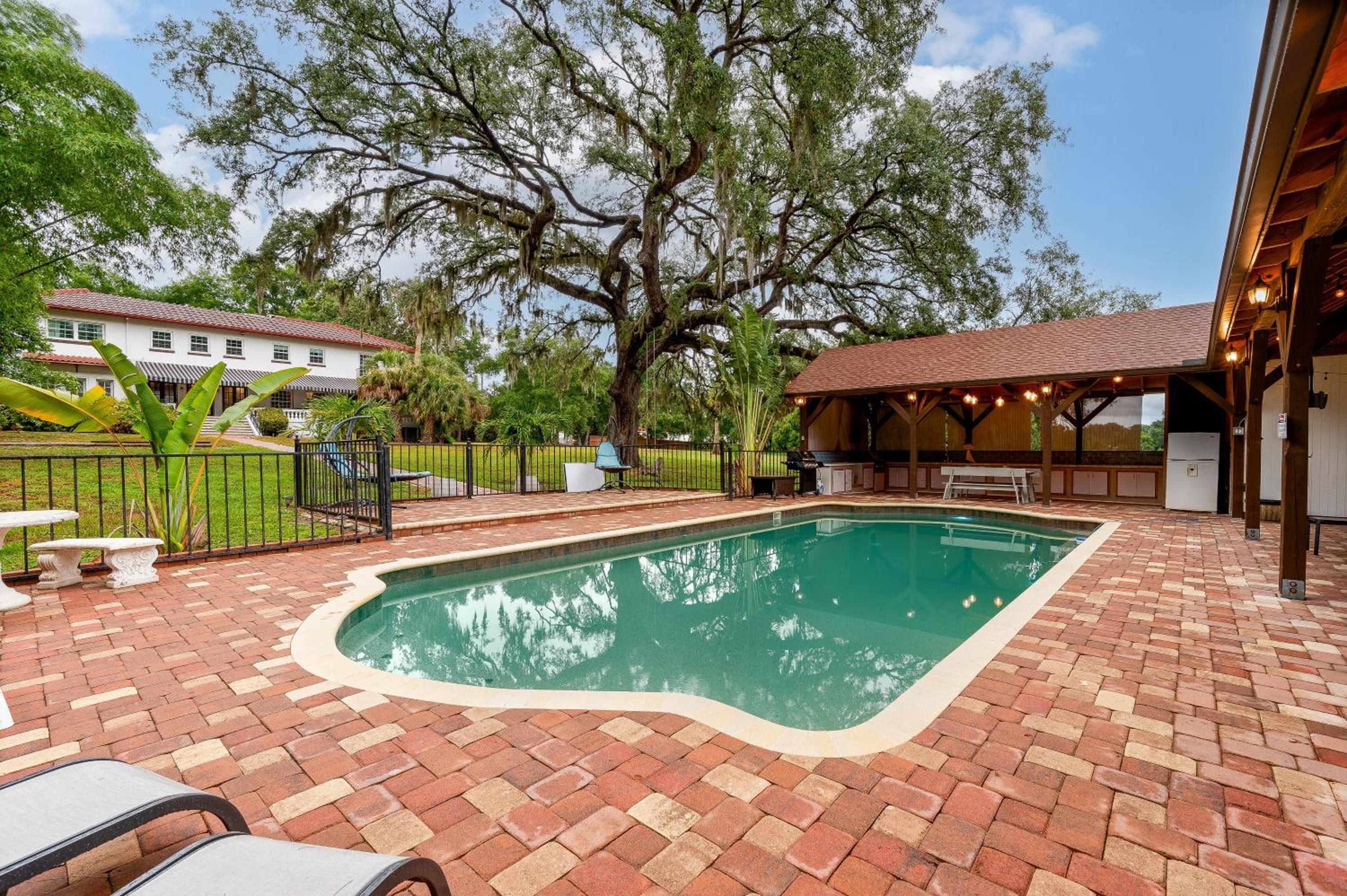 4,800 sf Estate Pool Lake Weddings and Events