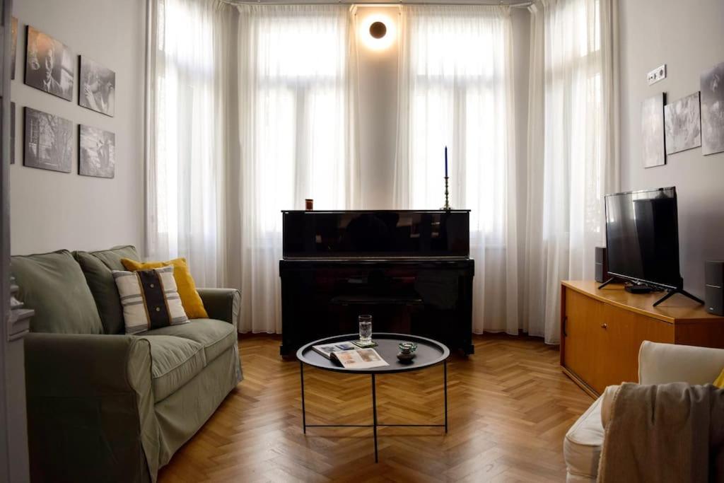 Artistic Athenian Retreat Near the Acropolis