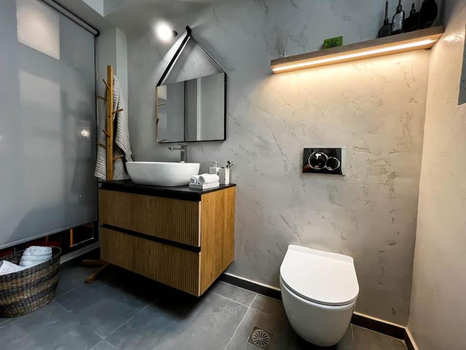 Artistic Athenian Retreat Near the Acropolis