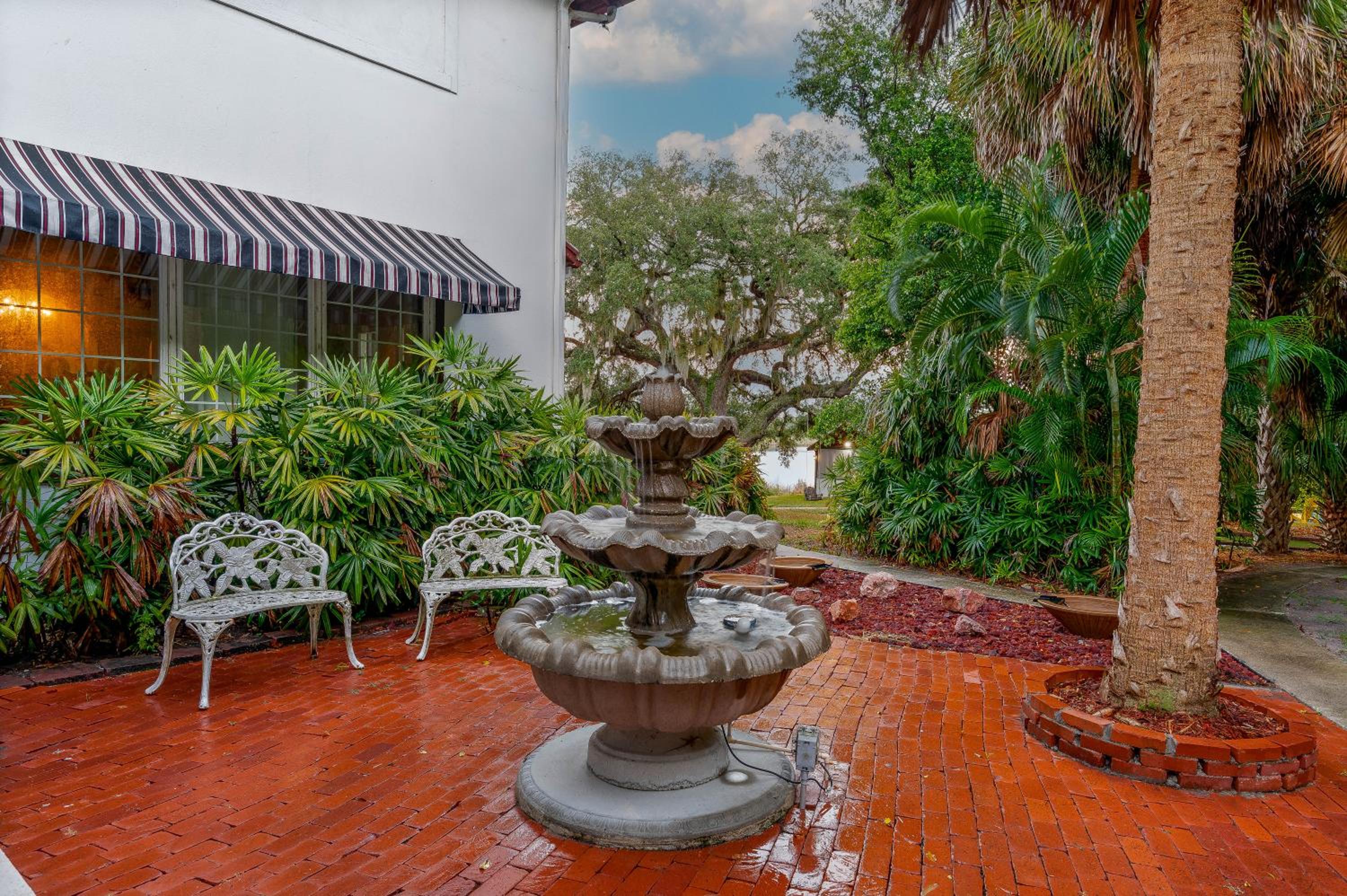 4,800 sf Estate Pool Lake Weddings and Events