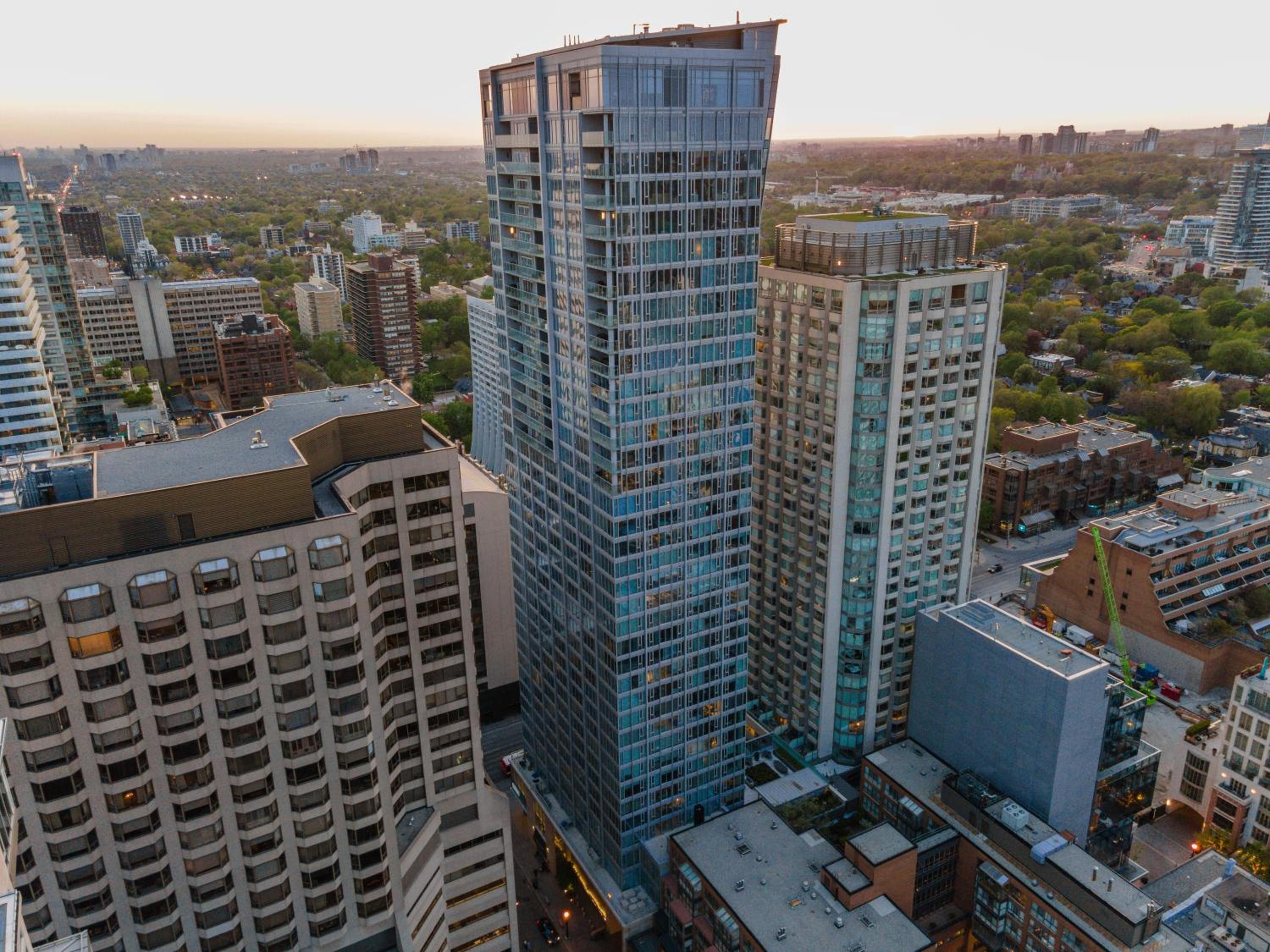 Yorkville Plaza Suites - Pool & Hot Tub