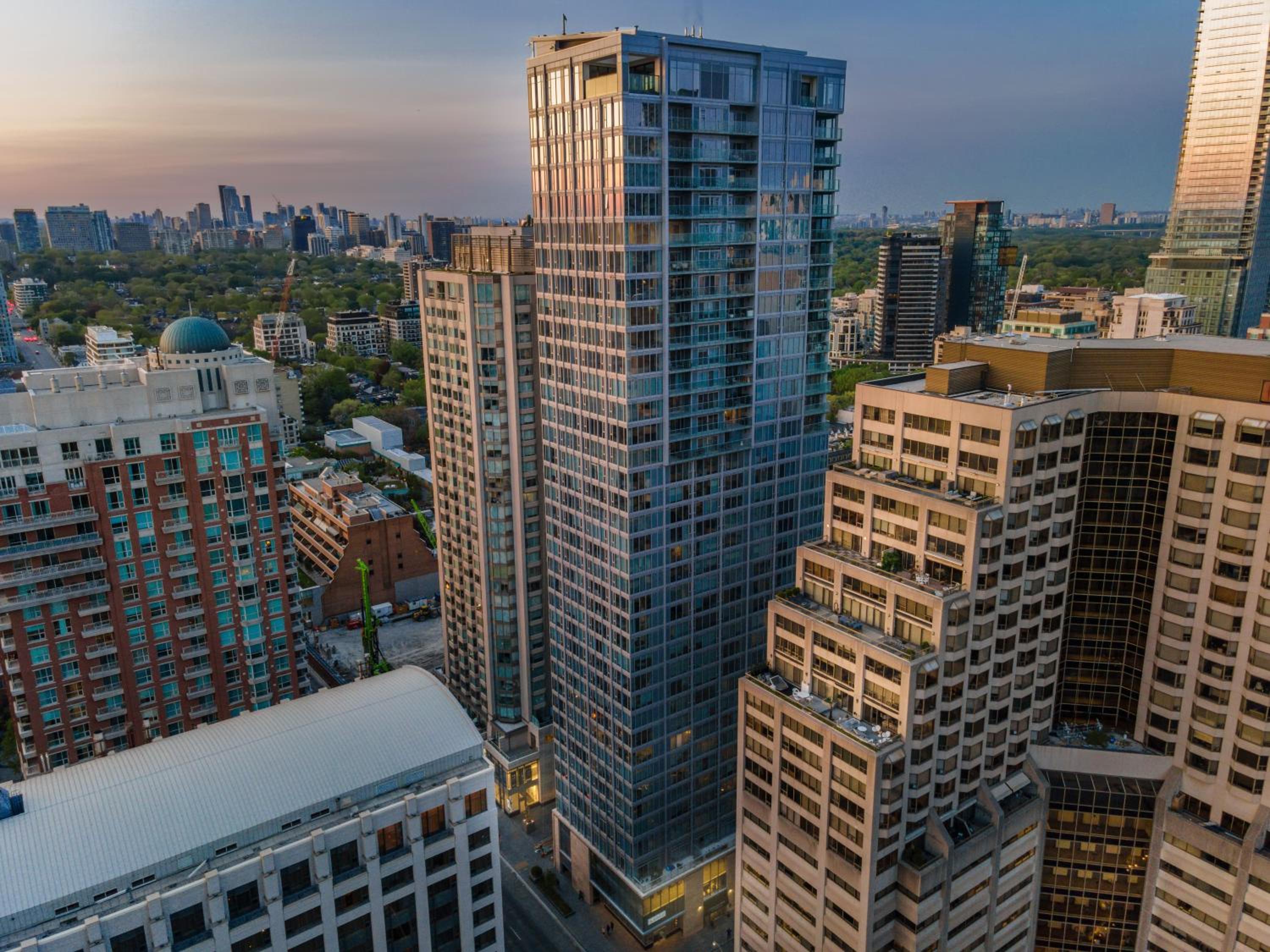 Yorkville Plaza Suites - Pool & Hot Tub