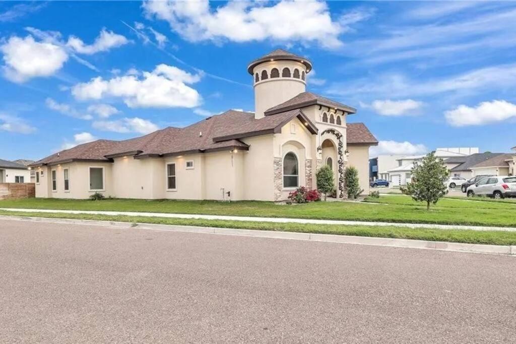 Luxurious Gated 3BR Oasis No chore Pet friendly view 2