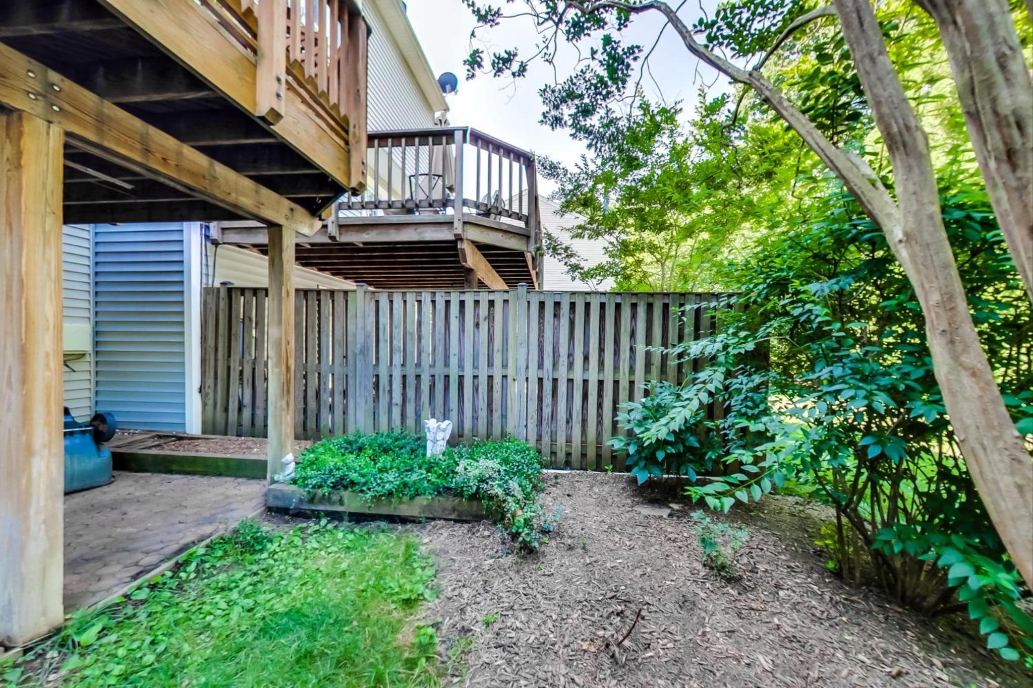 Cozy 3-bedroom townhome in Fairfax view 2